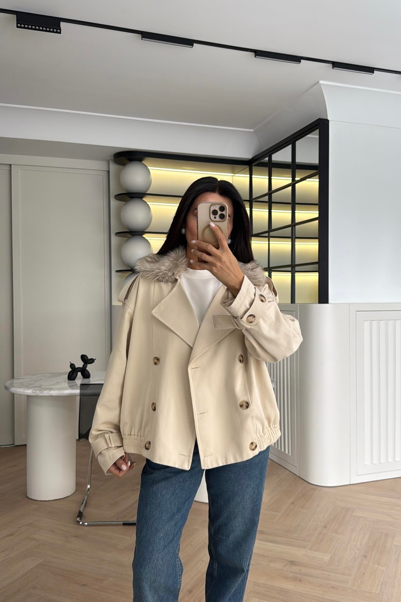 BEJ YAKASI KÜRK DETAYLI KISA TRENÇKOT