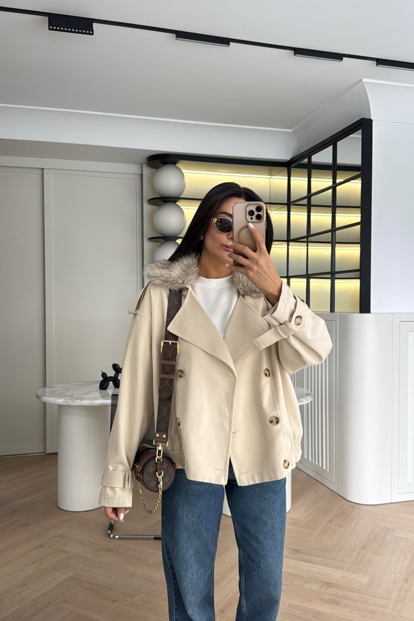 BEJ YAKASI KÜRK DETAYLI KISA TRENÇKOT