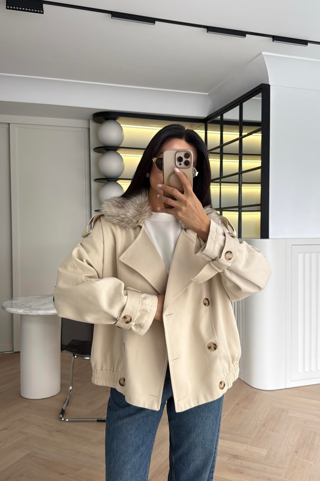 BEJ YAKASI KÜRK DETAYLI KISA TRENÇKOT