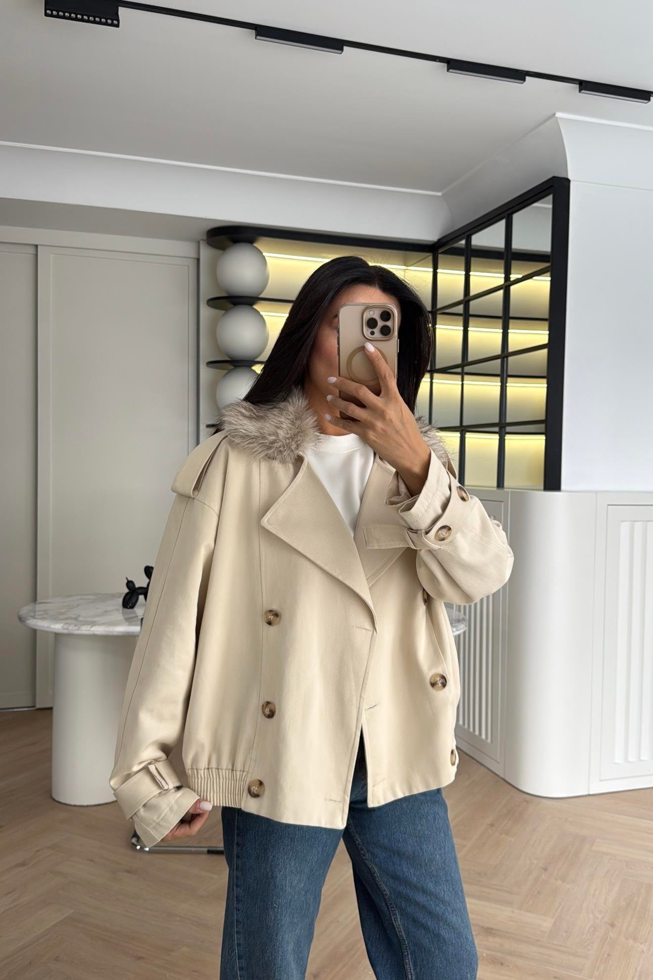 BEJ YAKASI KÜRK DETAYLI KISA TRENÇKOT