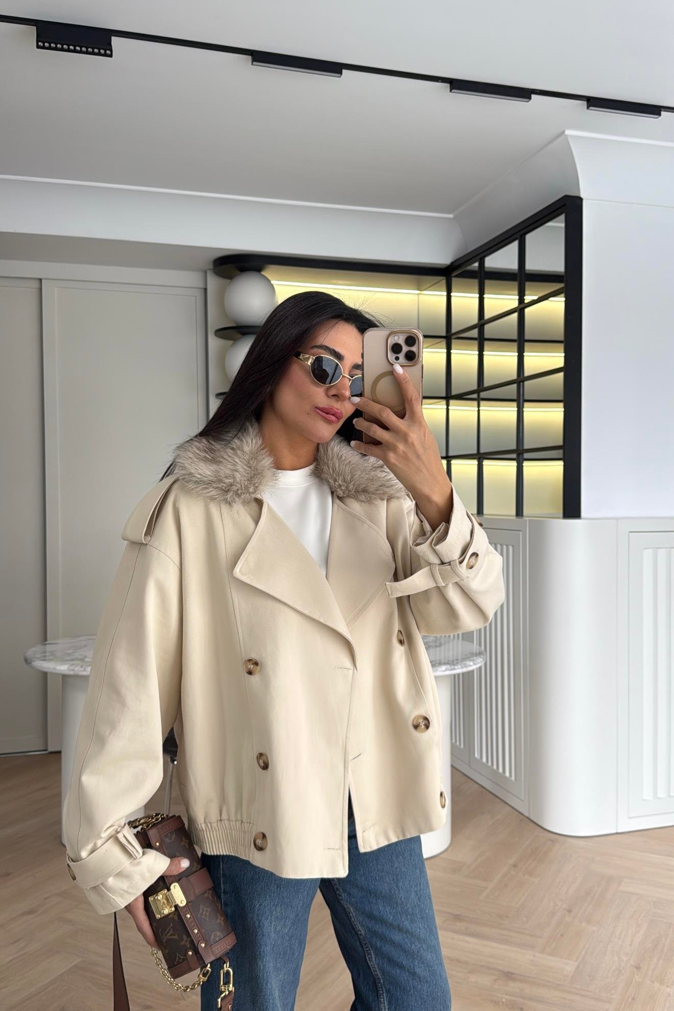 BEJ YAKASI KÜRK DETAYLI KISA TRENÇKOT