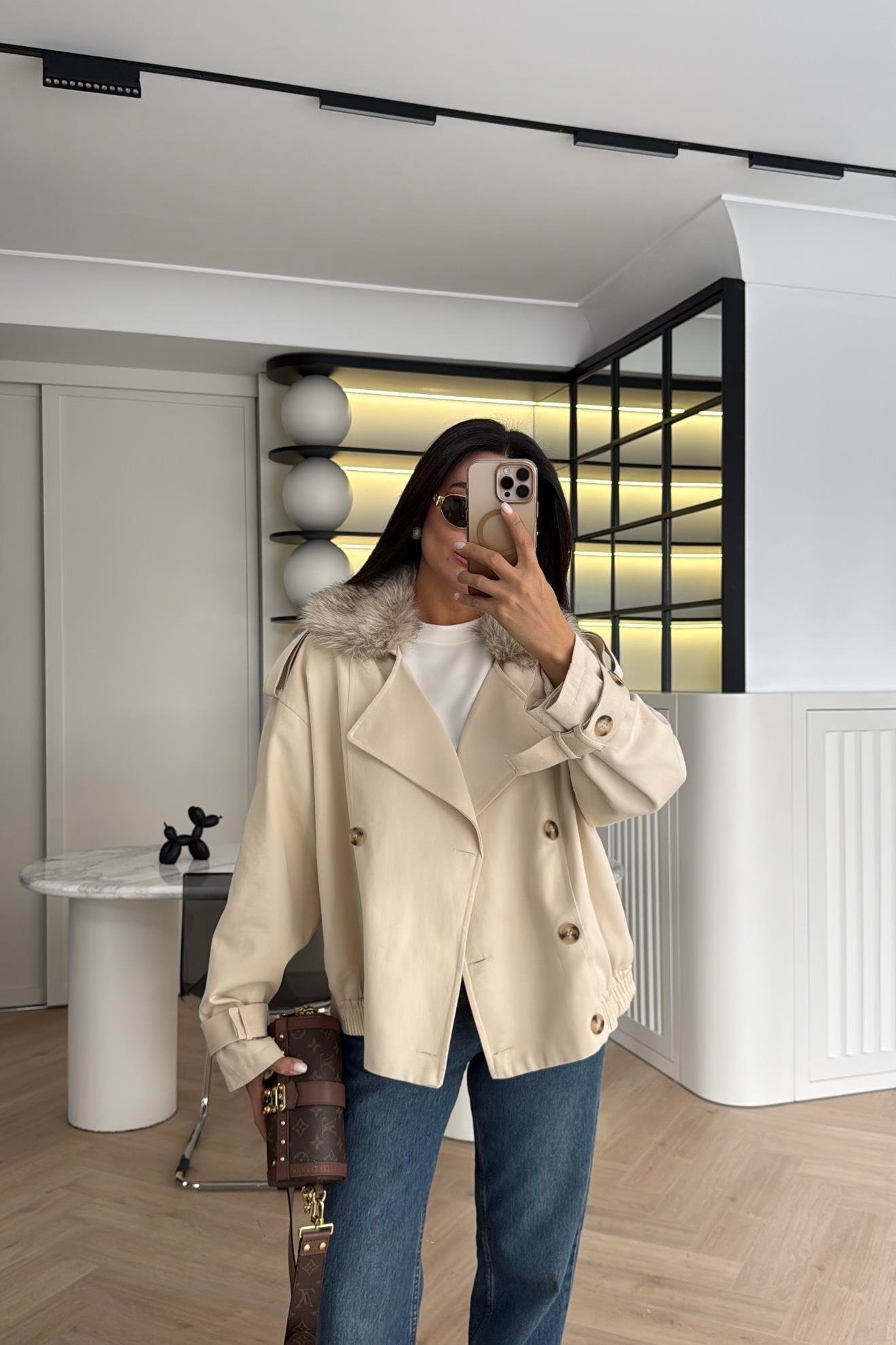 BEJ YAKASI KÜRK DETAYLI KISA TRENÇKOT