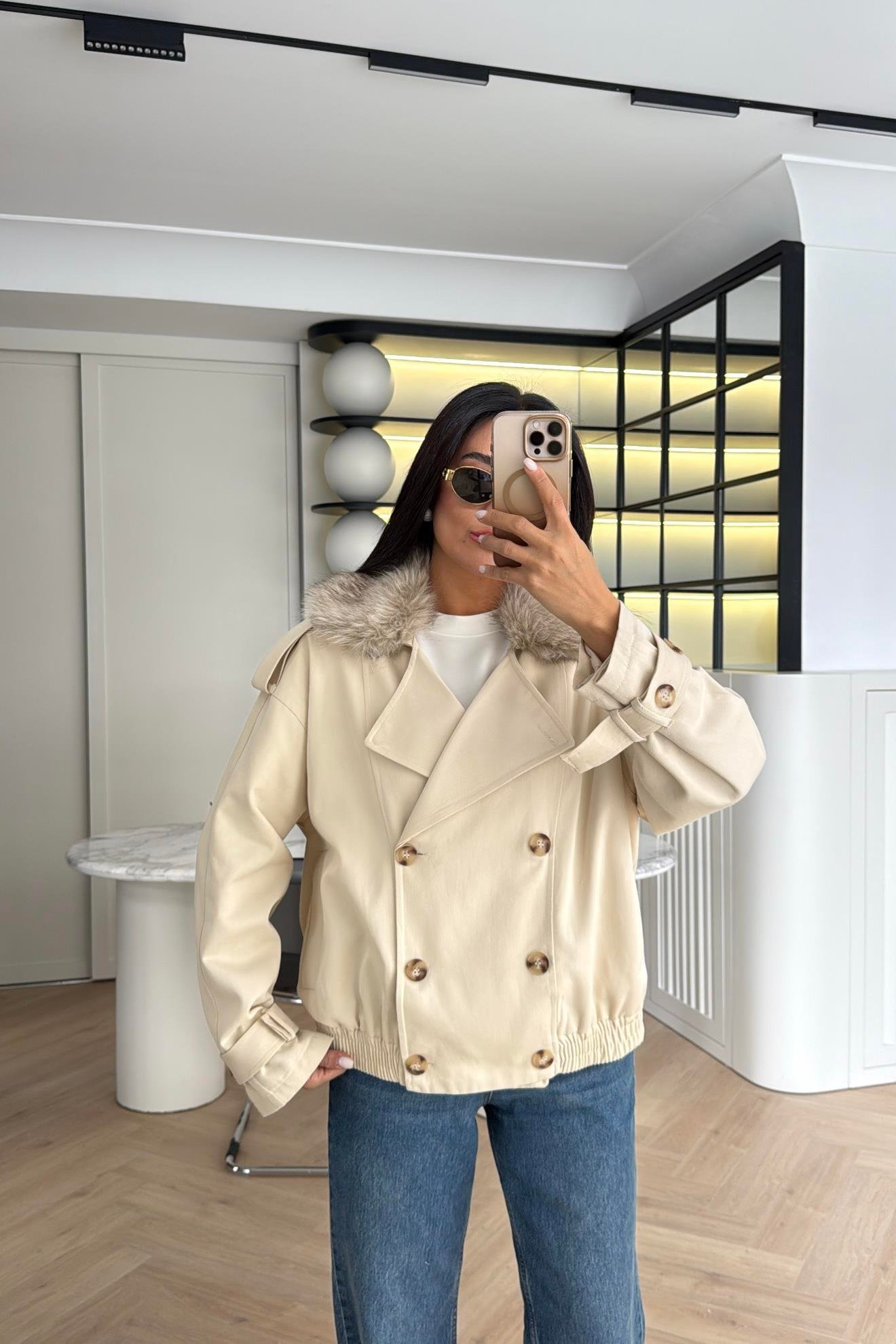 BEJ YAKASI KÜRK DETAYLI KISA TRENÇKOT