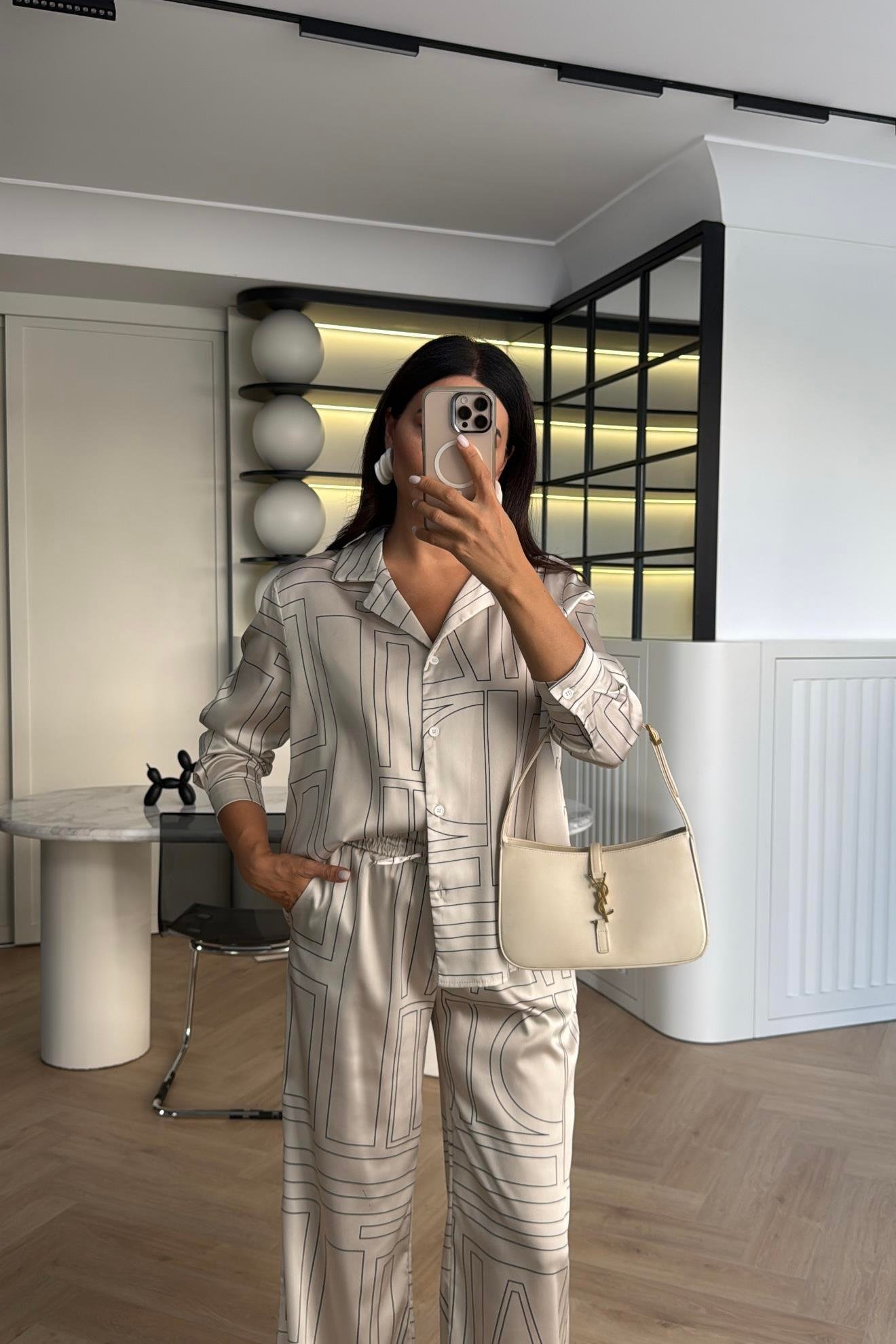 BEYAZ GEOMETRİK DESENLİ GÖMLEK PANTOLON TAKIM