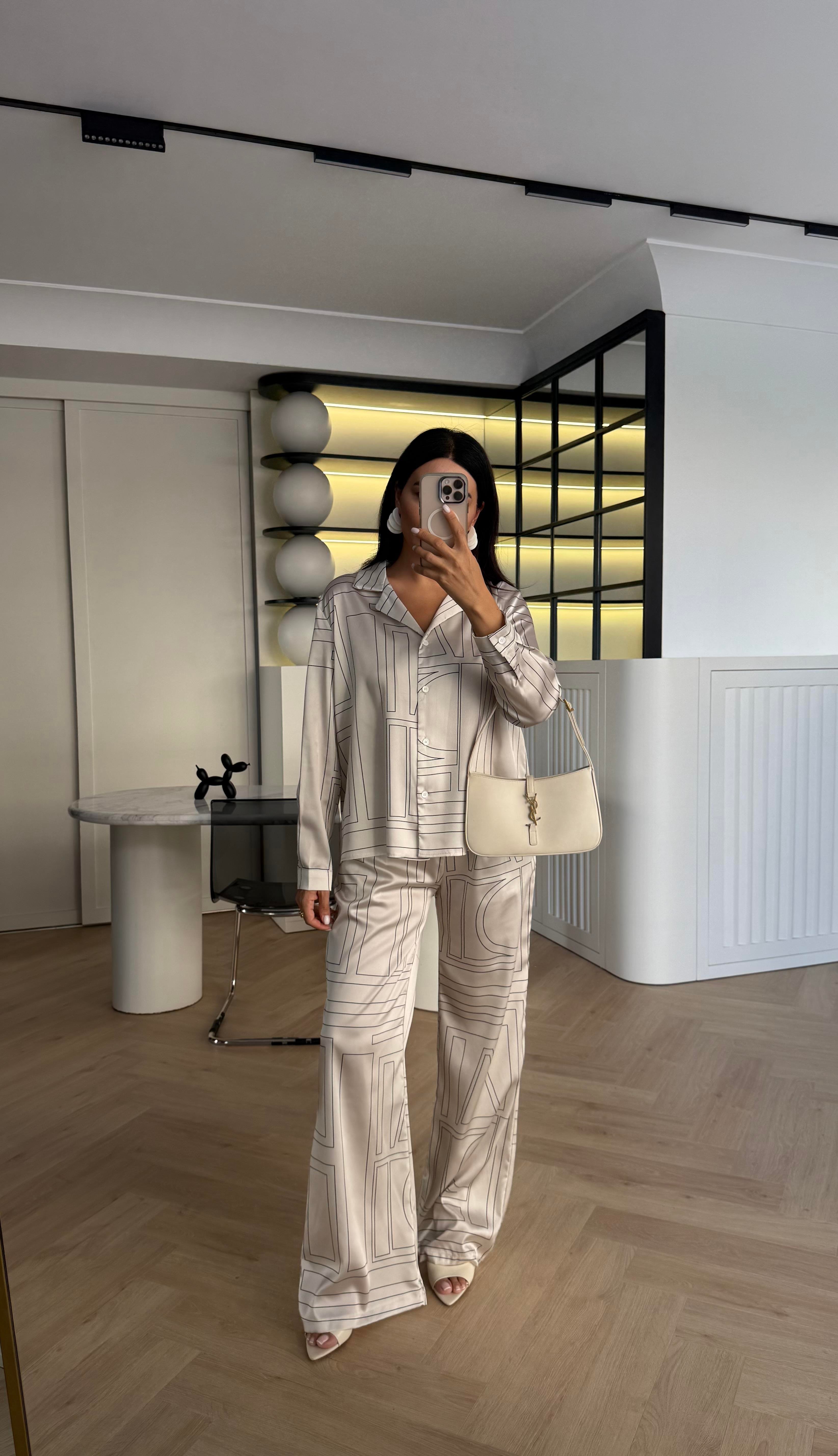 BEYAZ GEOMETRİK DESENLİ GÖMLEK PANTOLON TAKIM