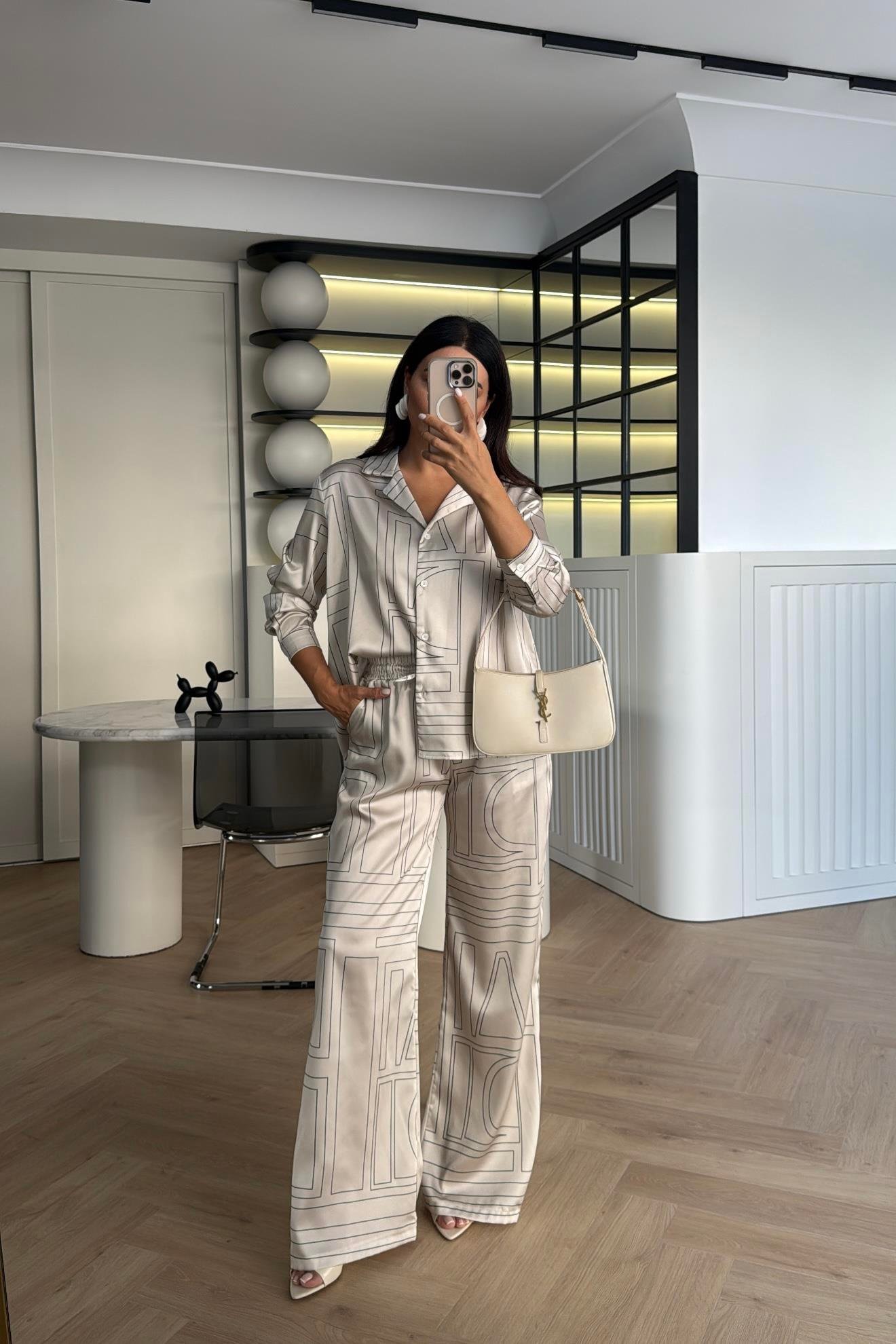 BEYAZ GEOMETRİK DESENLİ GÖMLEK PANTOLON TAKIM