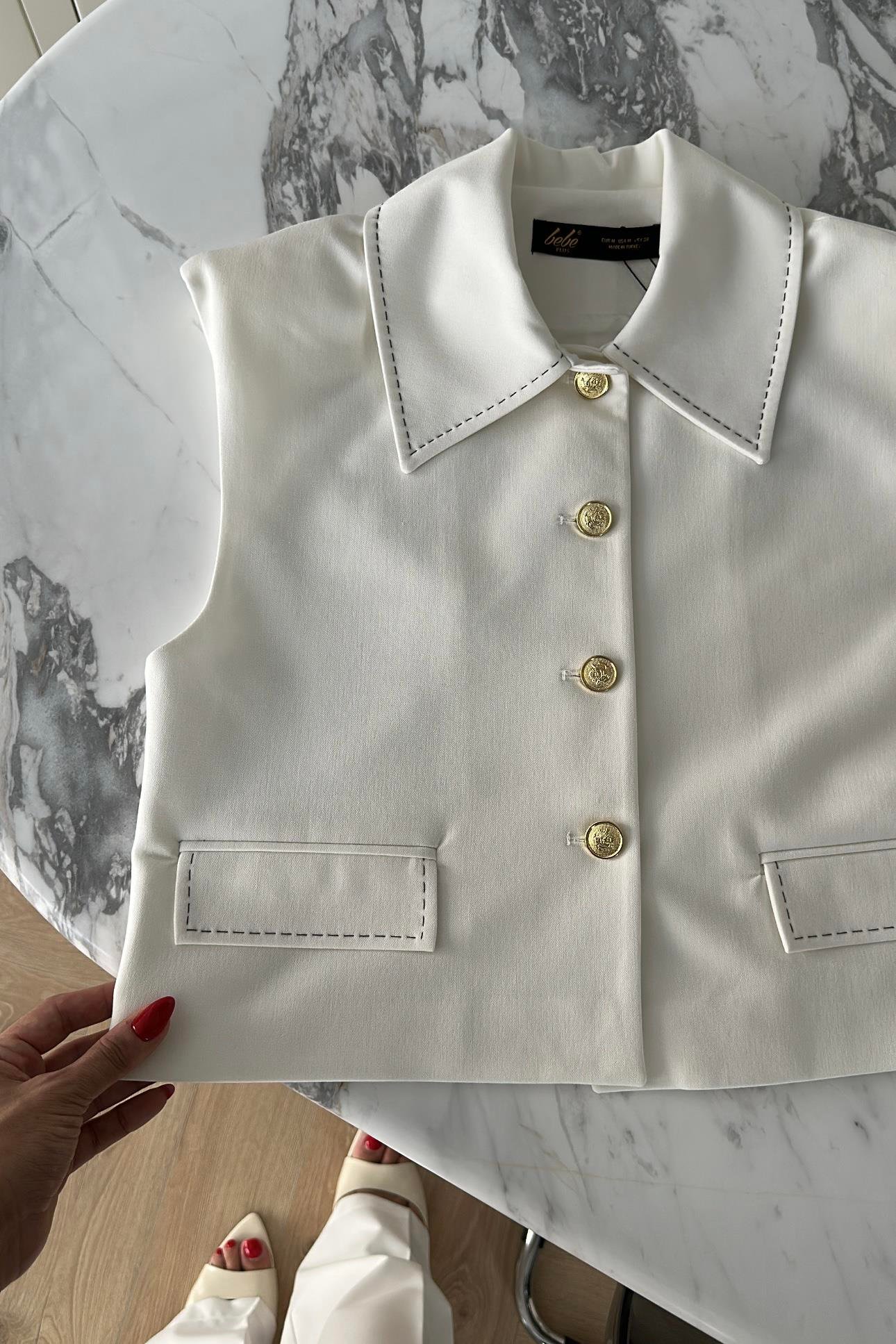 Beyaz Gold Düğmeli Astarlı Crop Yelek