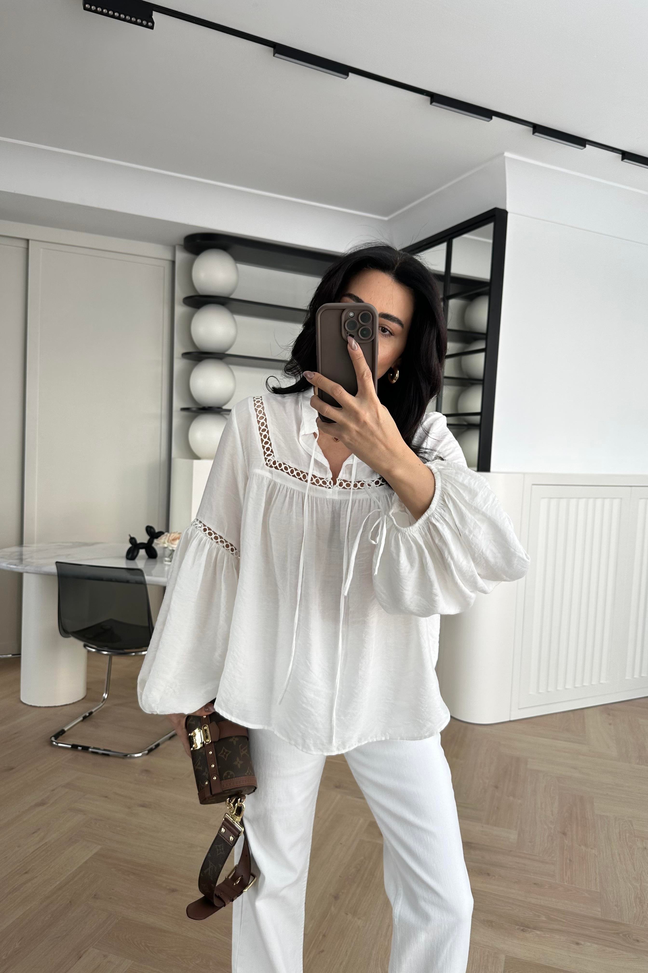 Beyaz Nakışlı Keten Gömlek