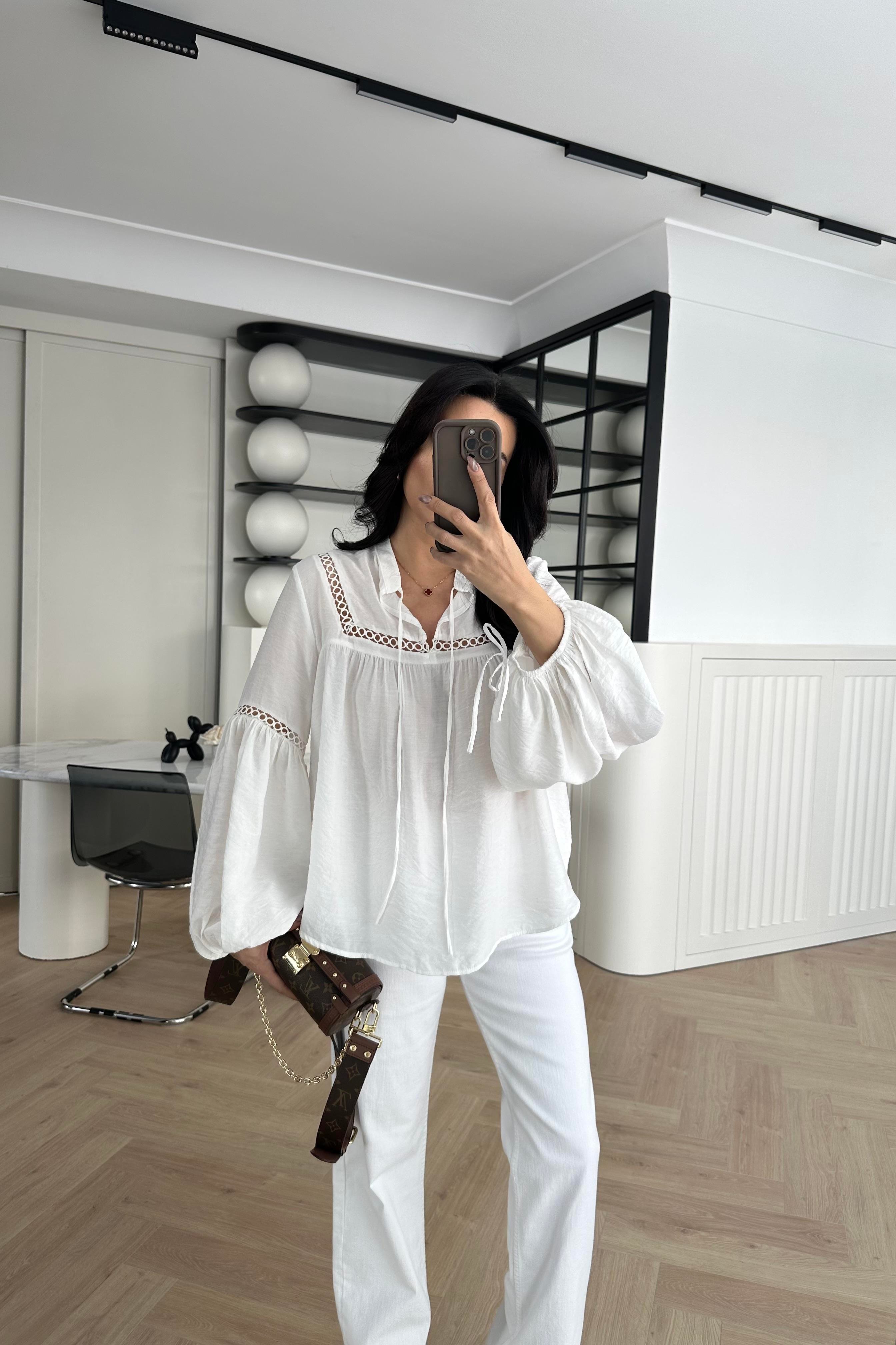 Beyaz Nakışlı Keten Gömlek