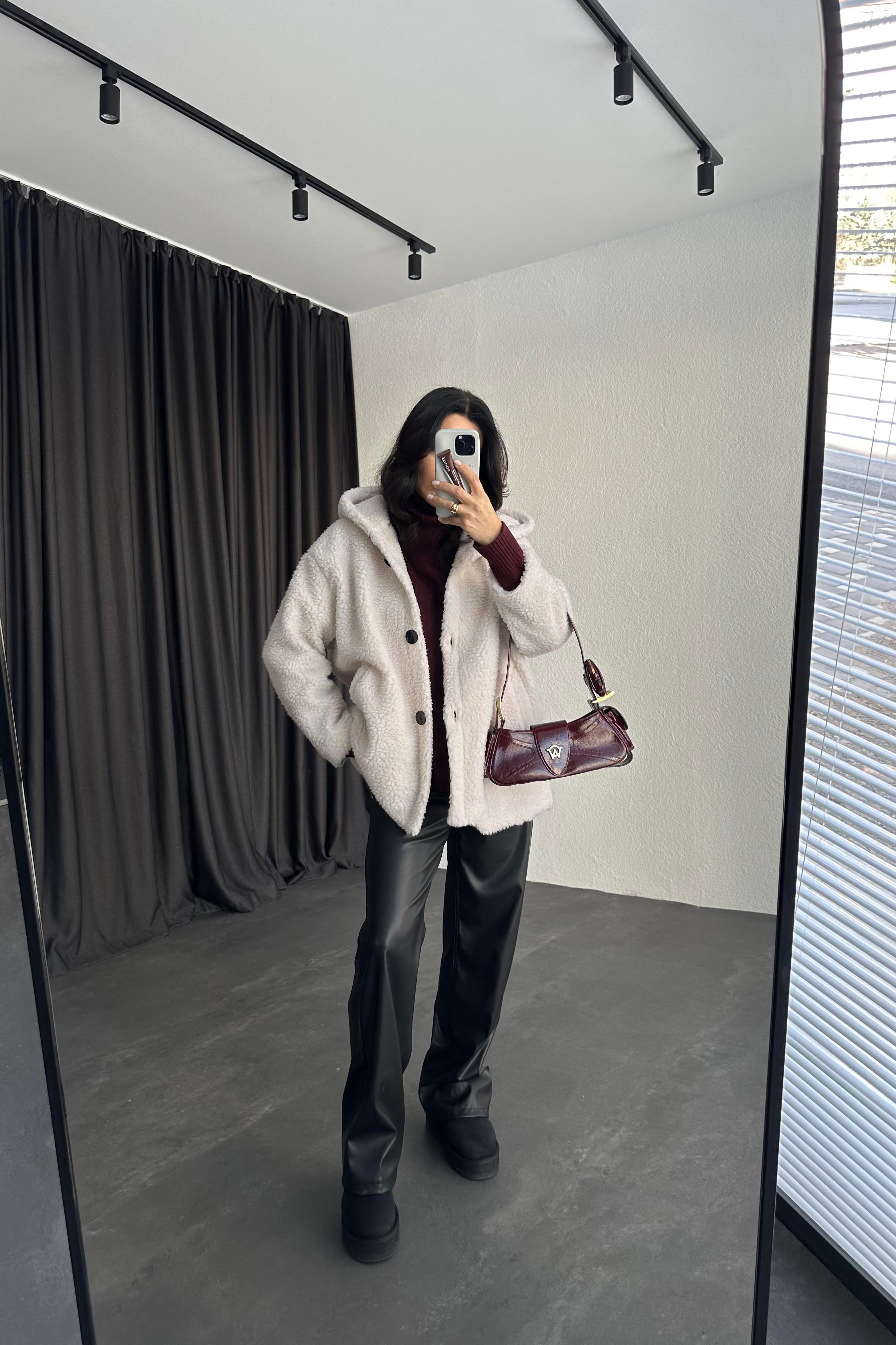 Beyaz Renk Kapüşonlu Peluş Kürk 