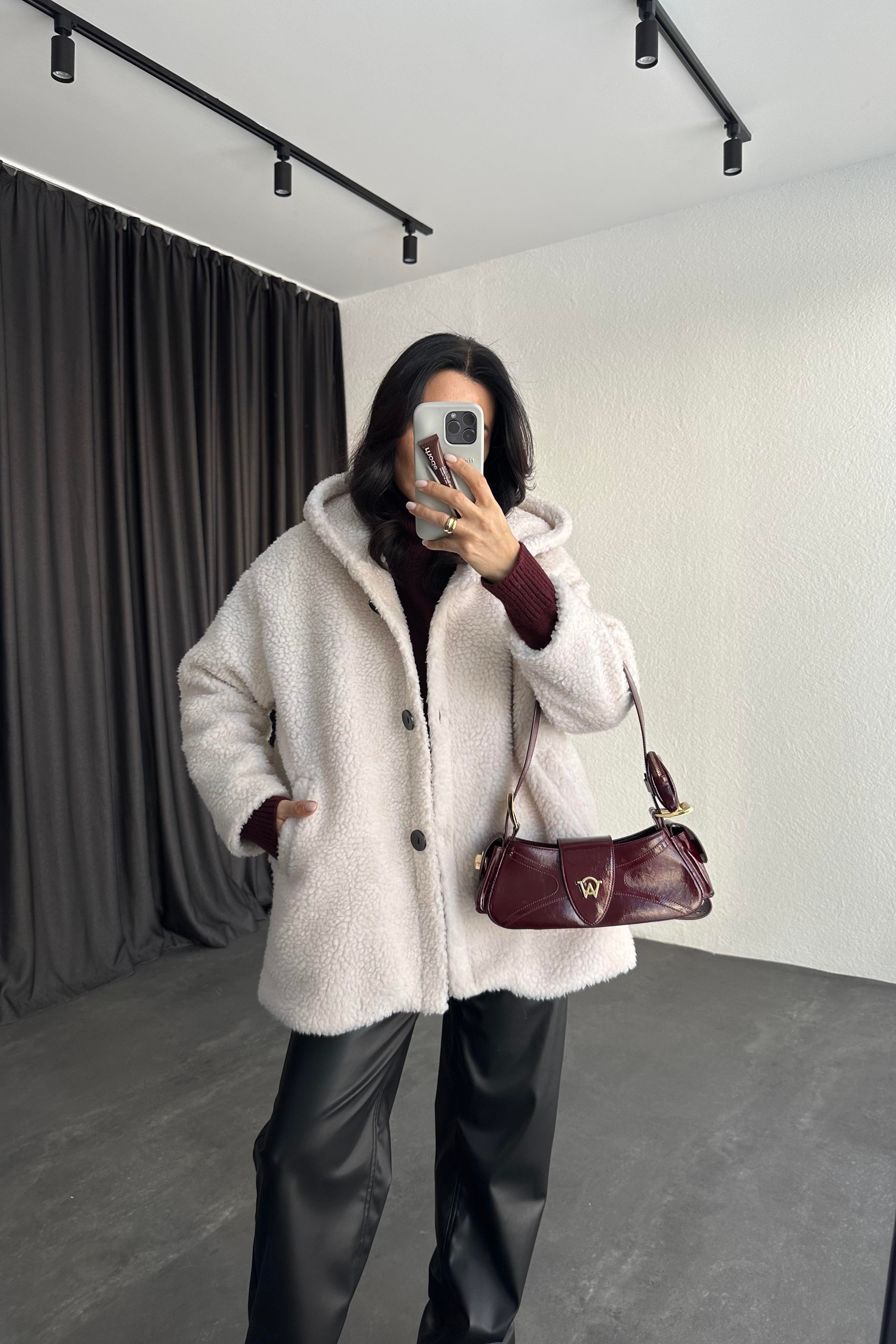 Beyaz Renk Kapüşonlu Peluş Kürk 