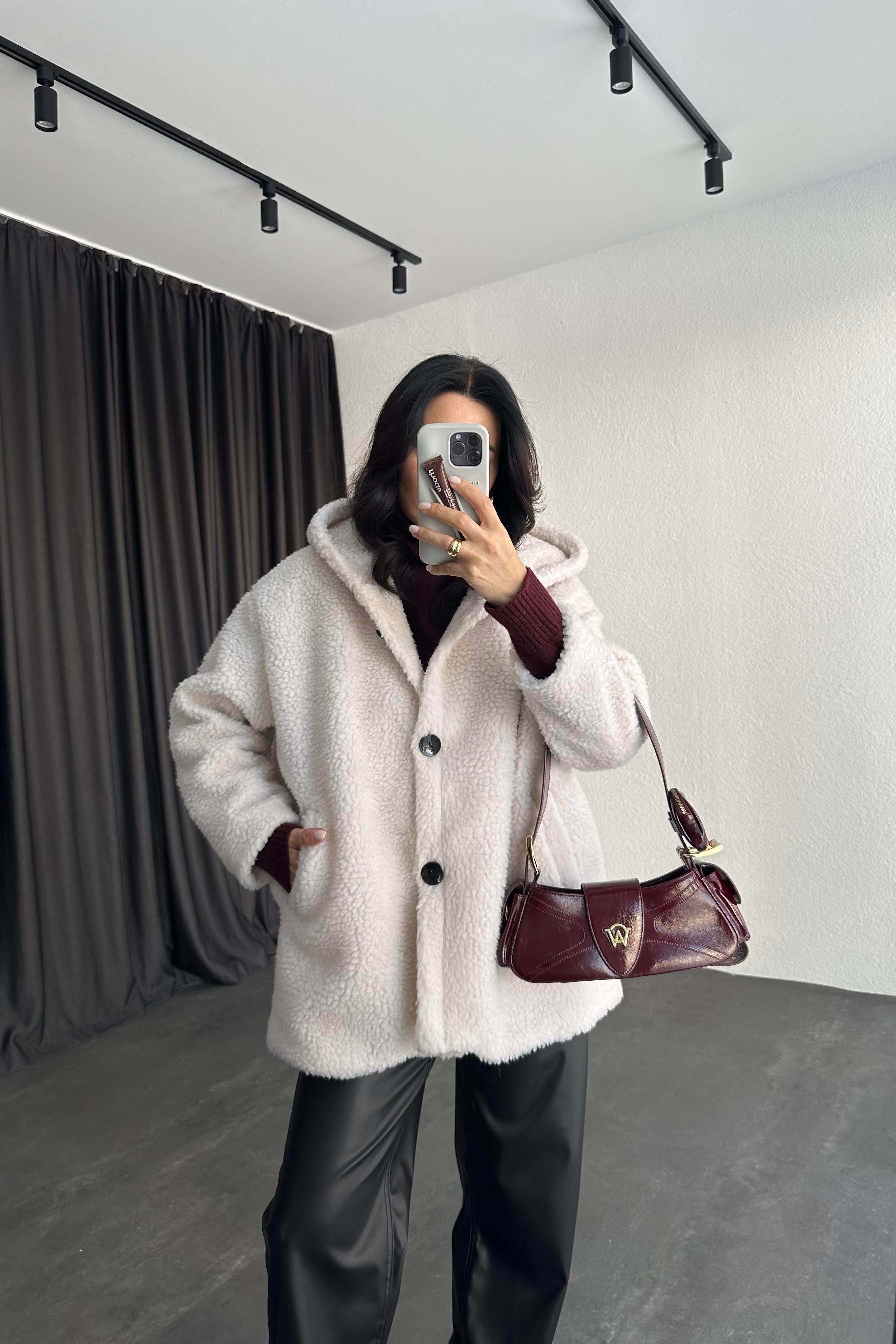 Beyaz Renk Kapüşonlu Peluş Kürk 