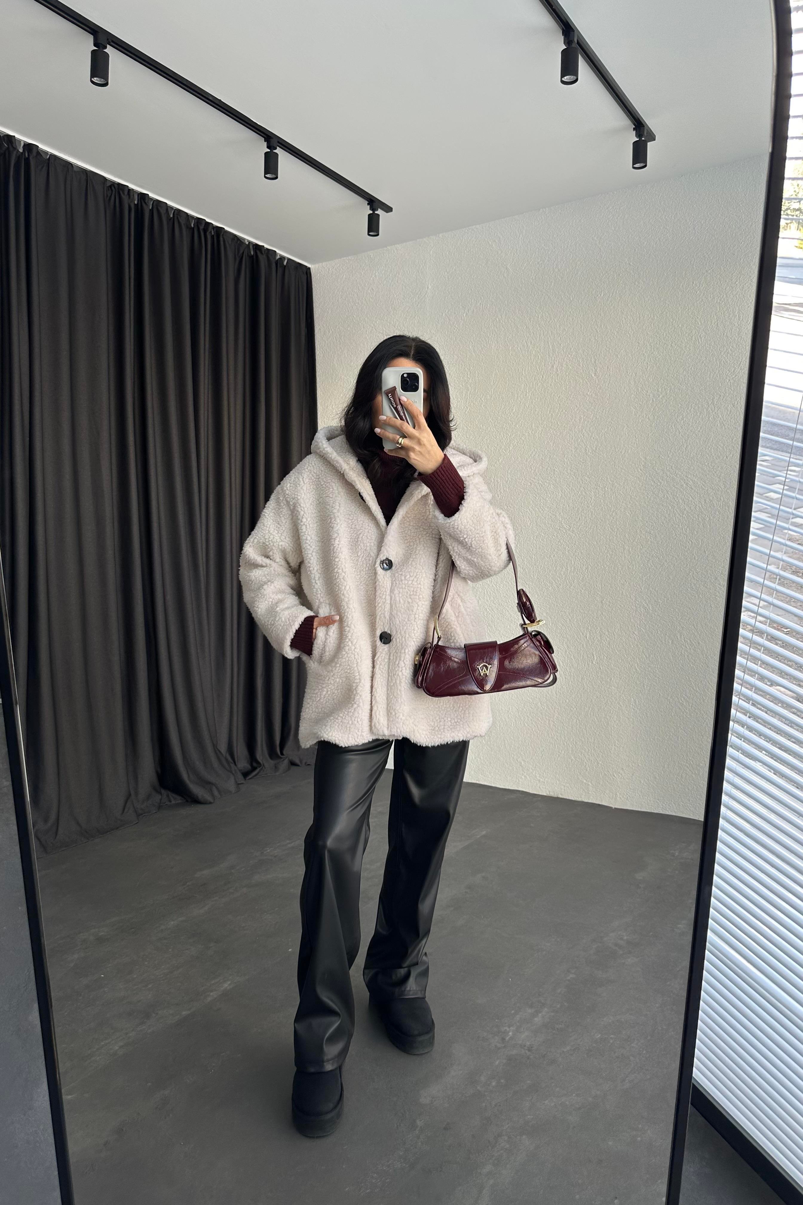 Beyaz Renk Kapüşonlu Peluş Kürk 