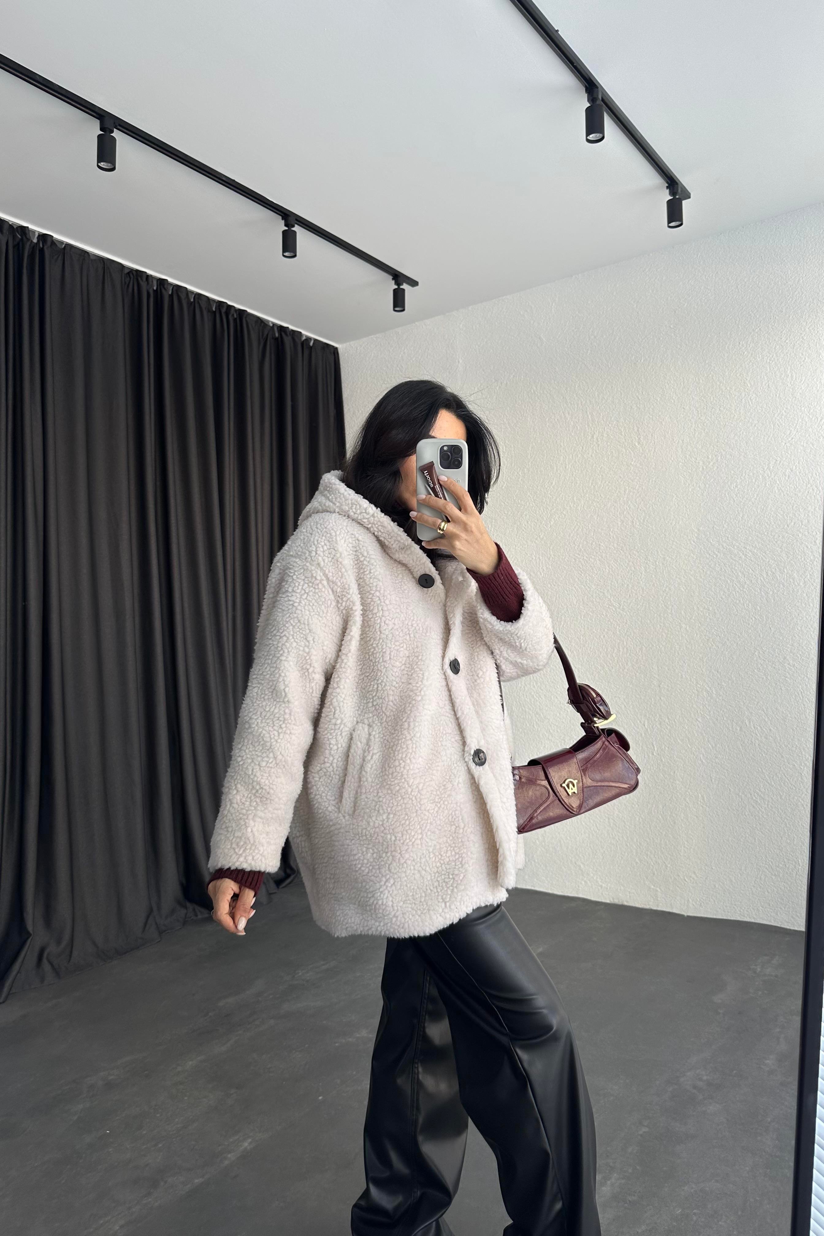 Beyaz Renk Kapüşonlu Peluş Kürk 