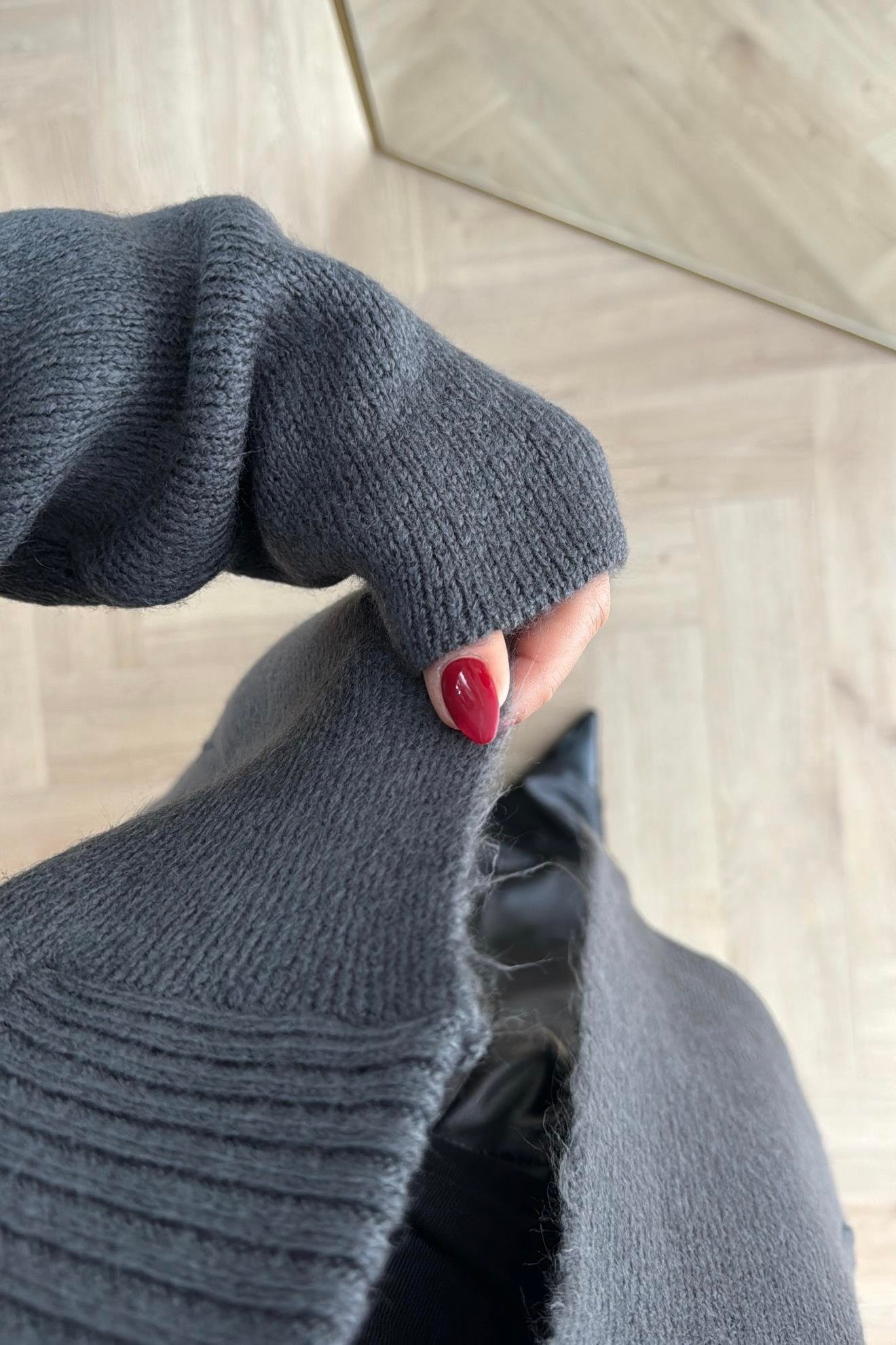 CEPLİ KISA TRİKO HIRKA KOYU FÜME