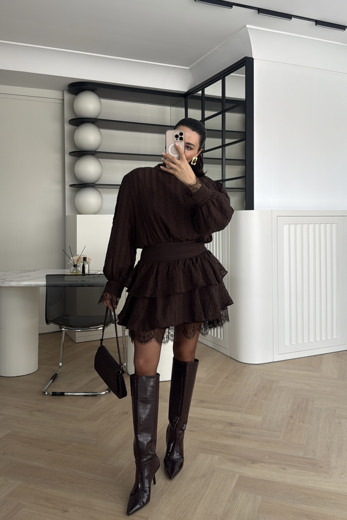 DANTEL DETAYLI KATLI MİNİ ELBİSE KAHVE 