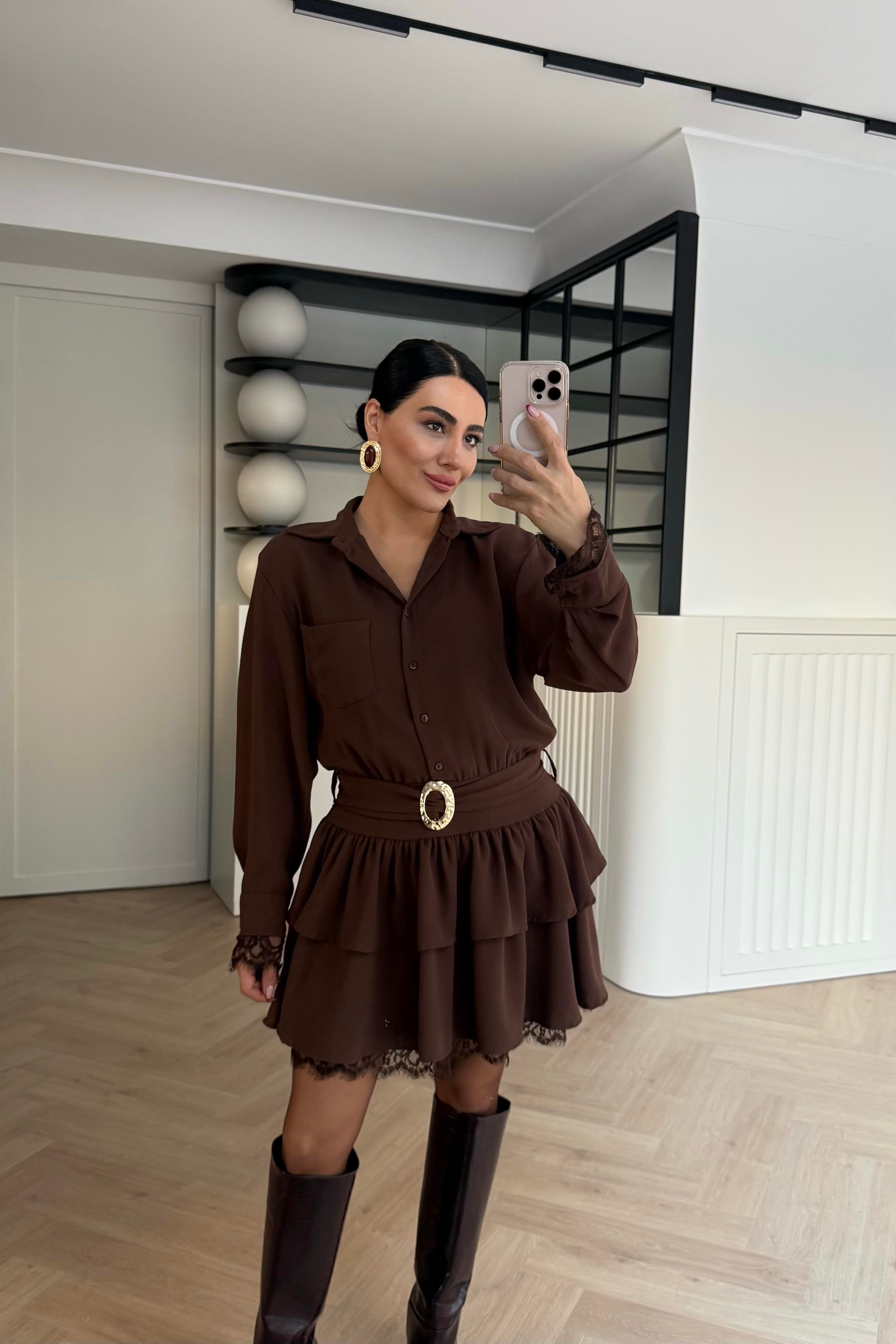 DANTEL DETAYLI YANDAN FERMUARLI ETEĞİ KATLI TASARIM ELBİSE KAHVE