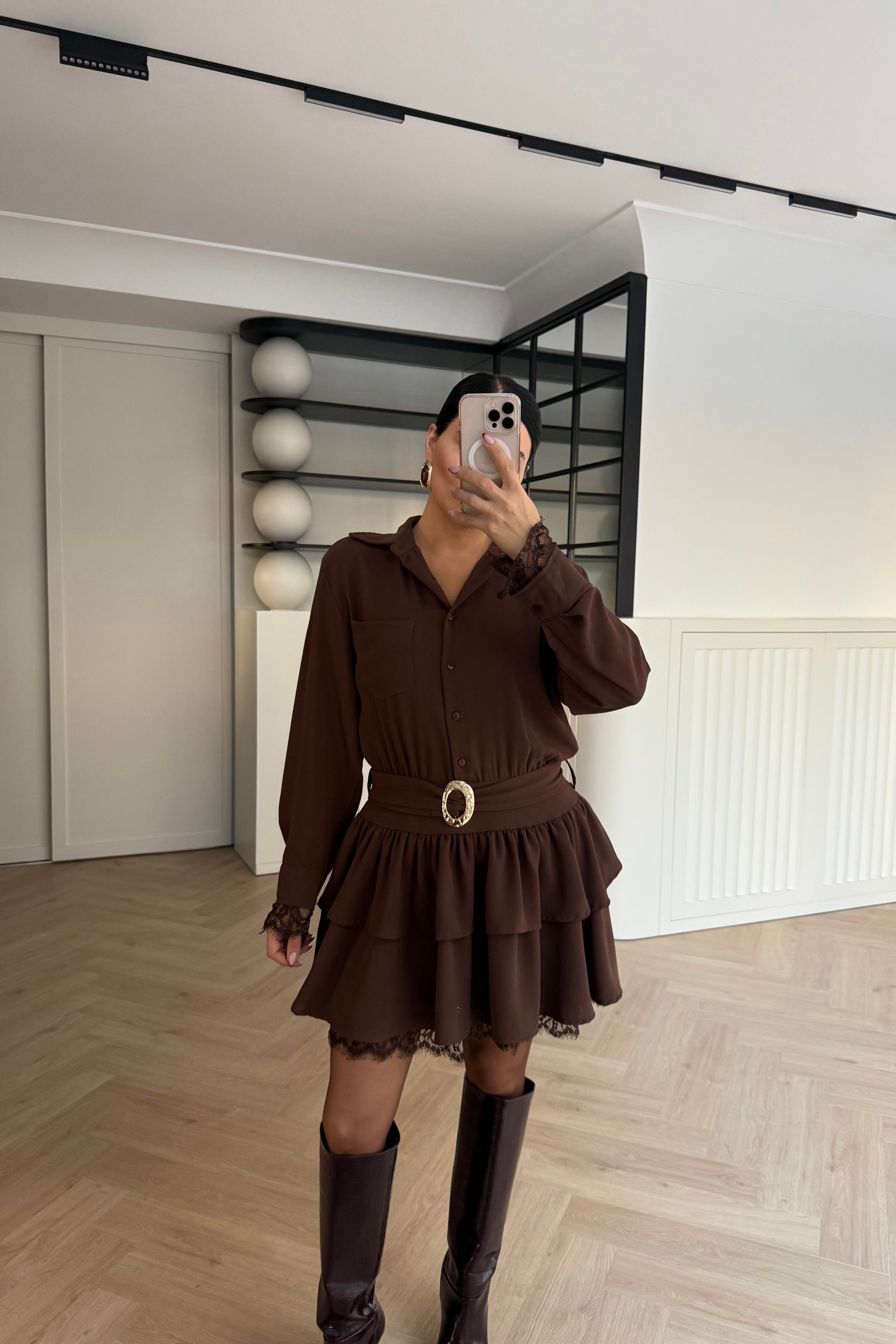 DANTEL DETAYLI YANDAN FERMUARLI ETEĞİ KATLI TASARIM ELBİSE KAHVE