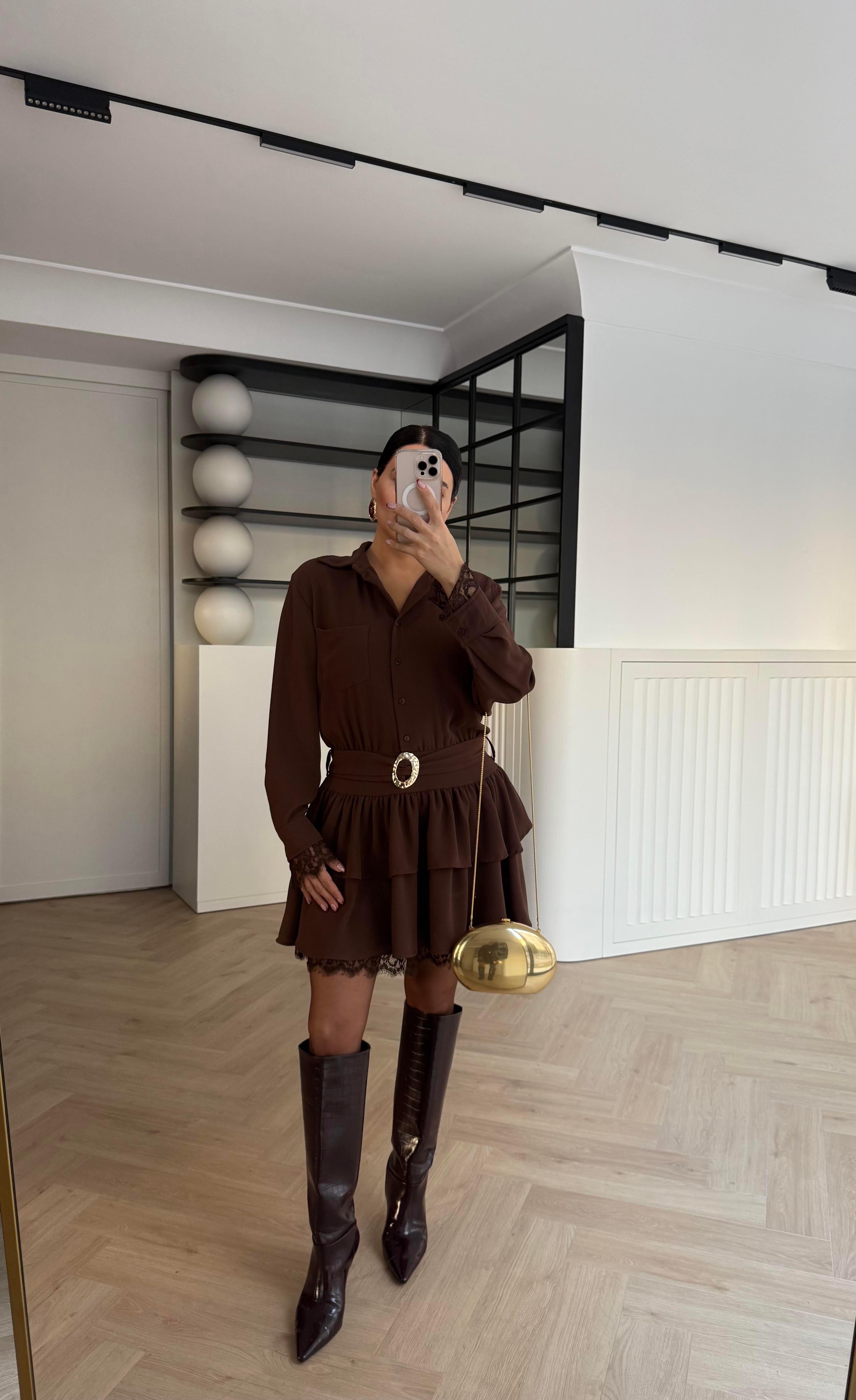 DANTEL DETAYLI YANDAN FERMUARLI ETEĞİ KATLI TASARIM ELBİSE KAHVE