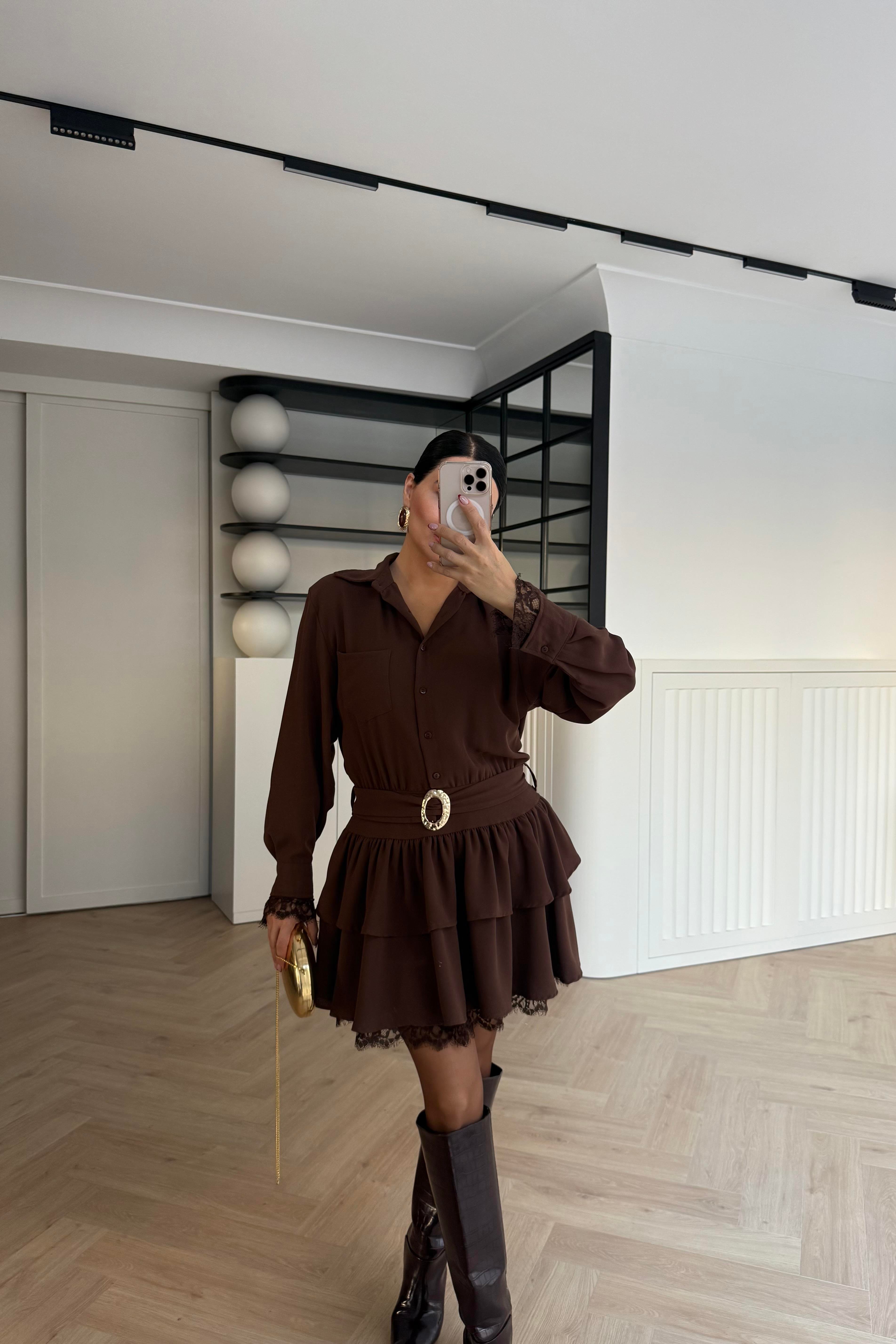 DANTEL DETAYLI YANDAN FERMUARLI ETEĞİ KATLI TASARIM ELBİSE KAHVE