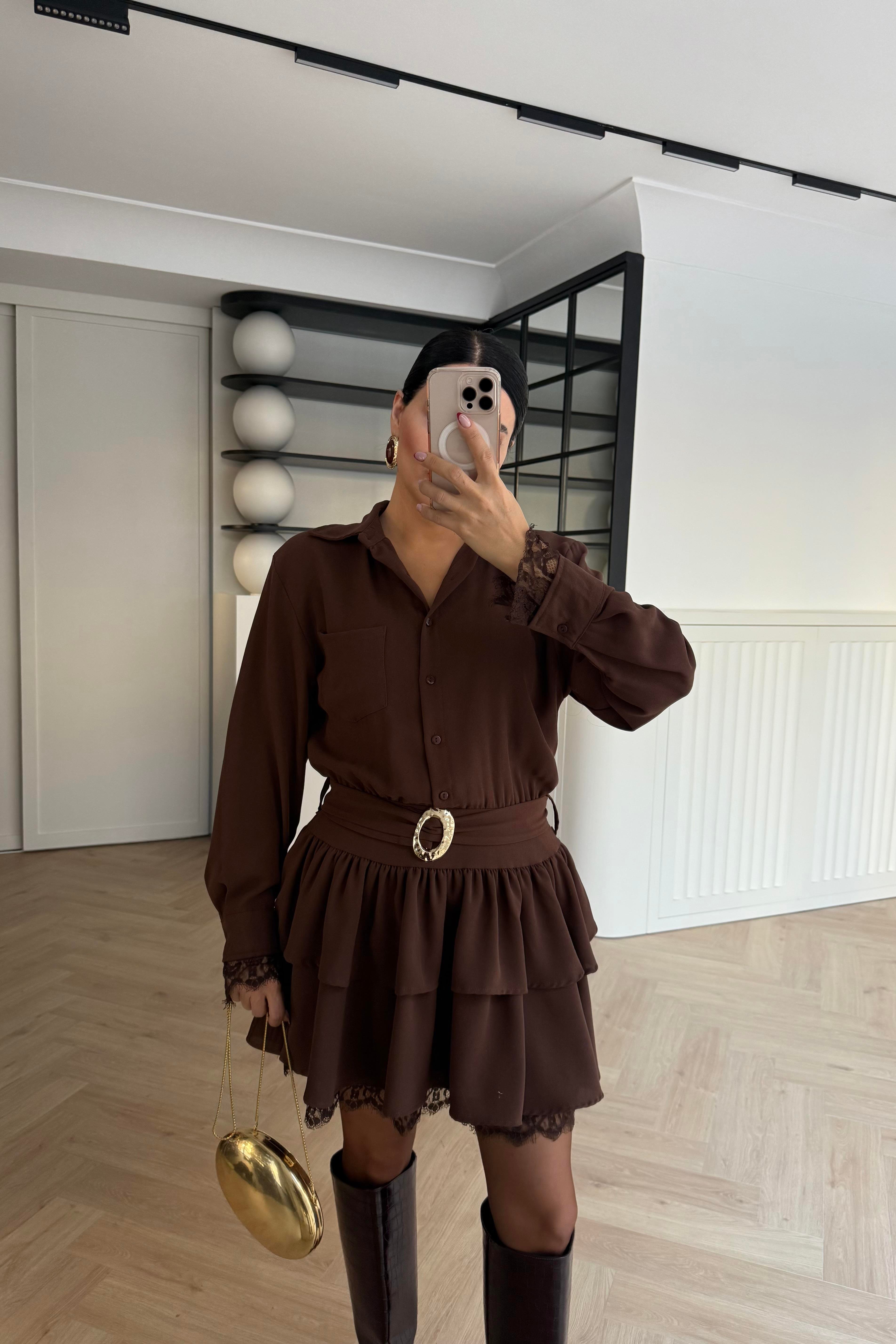 DANTEL DETAYLI YANDAN FERMUARLI ETEĞİ KATLI TASARIM ELBİSE KAHVE