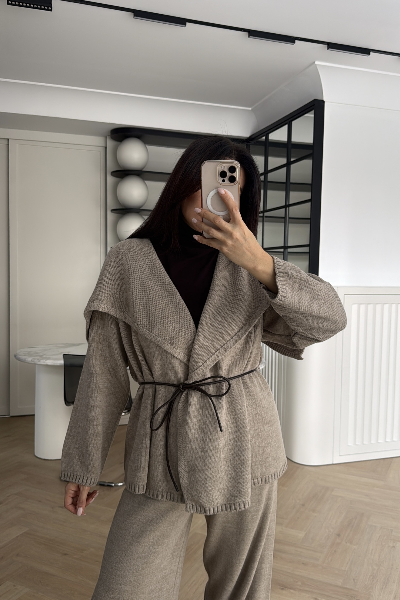 DERİ KEMERLİ TRİKO TAKIM VİZON