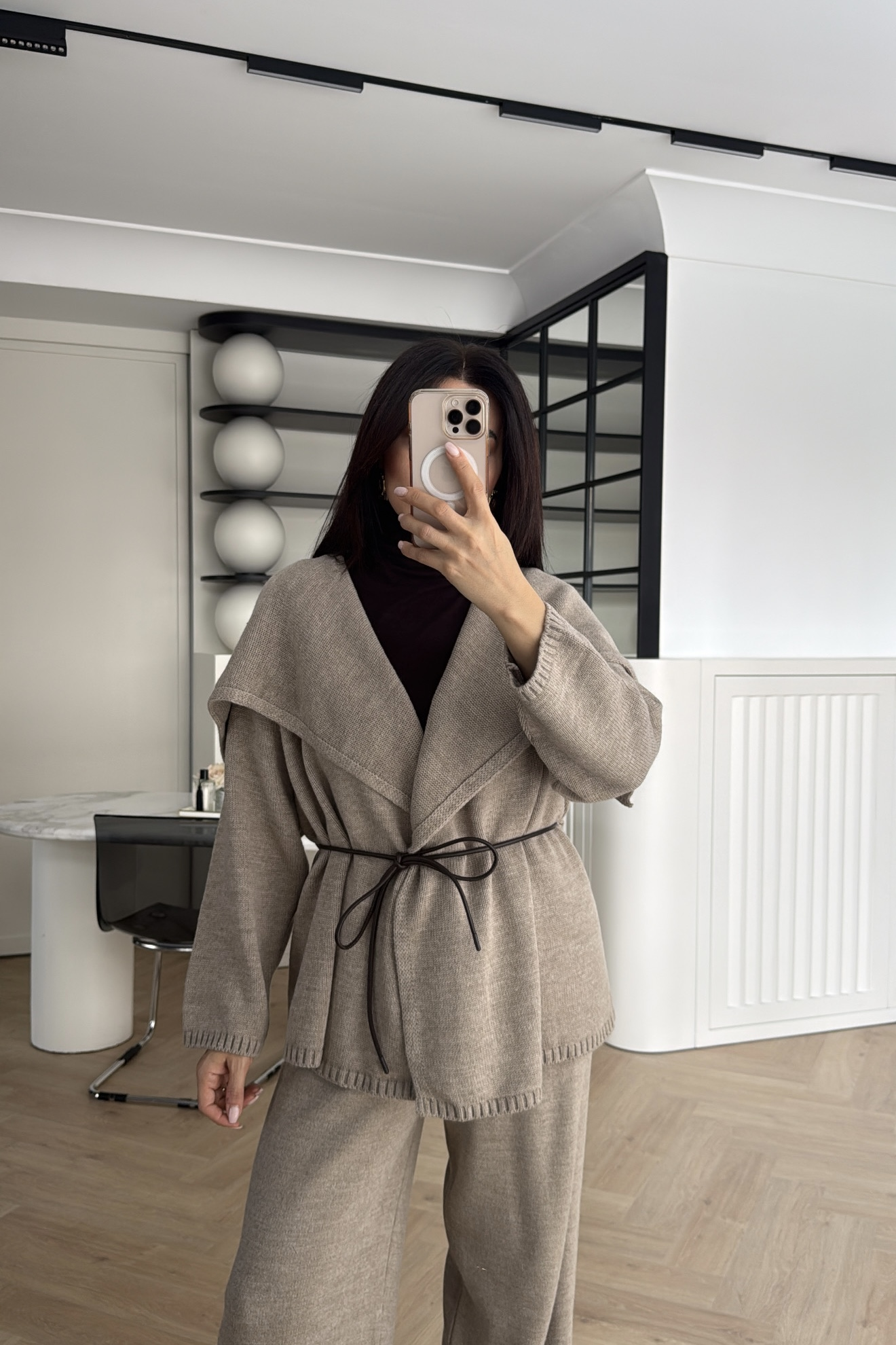 DERİ KEMERLİ TRİKO TAKIM VİZON