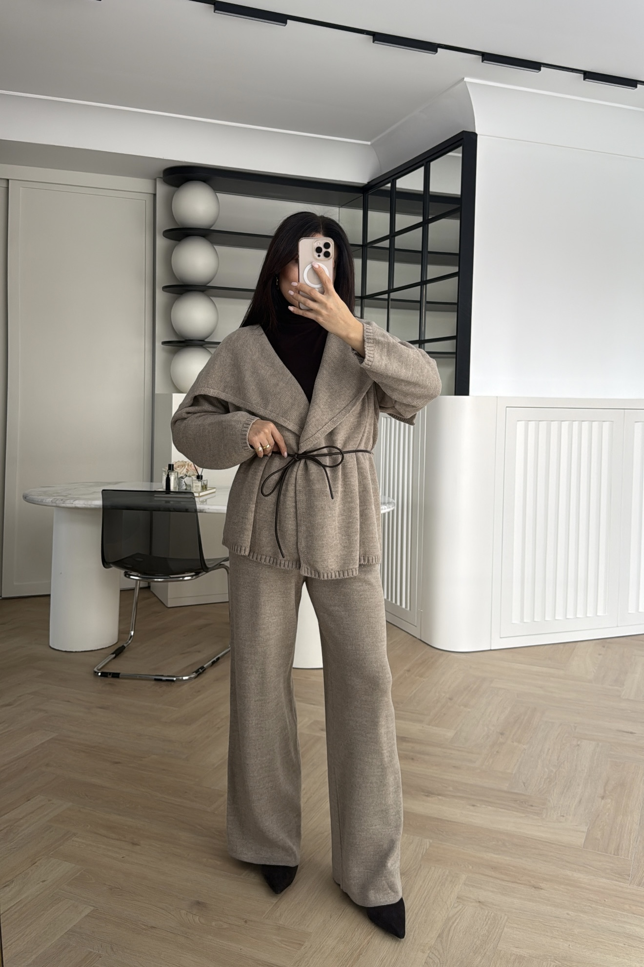 DERİ KEMERLİ TRİKO TAKIM VİZON