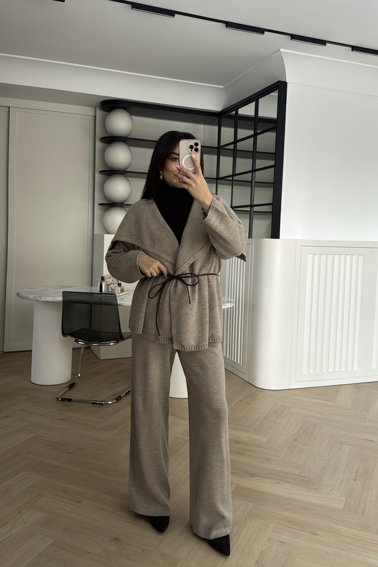 DERİ KEMERLİ TRİKO TAKIM VİZON