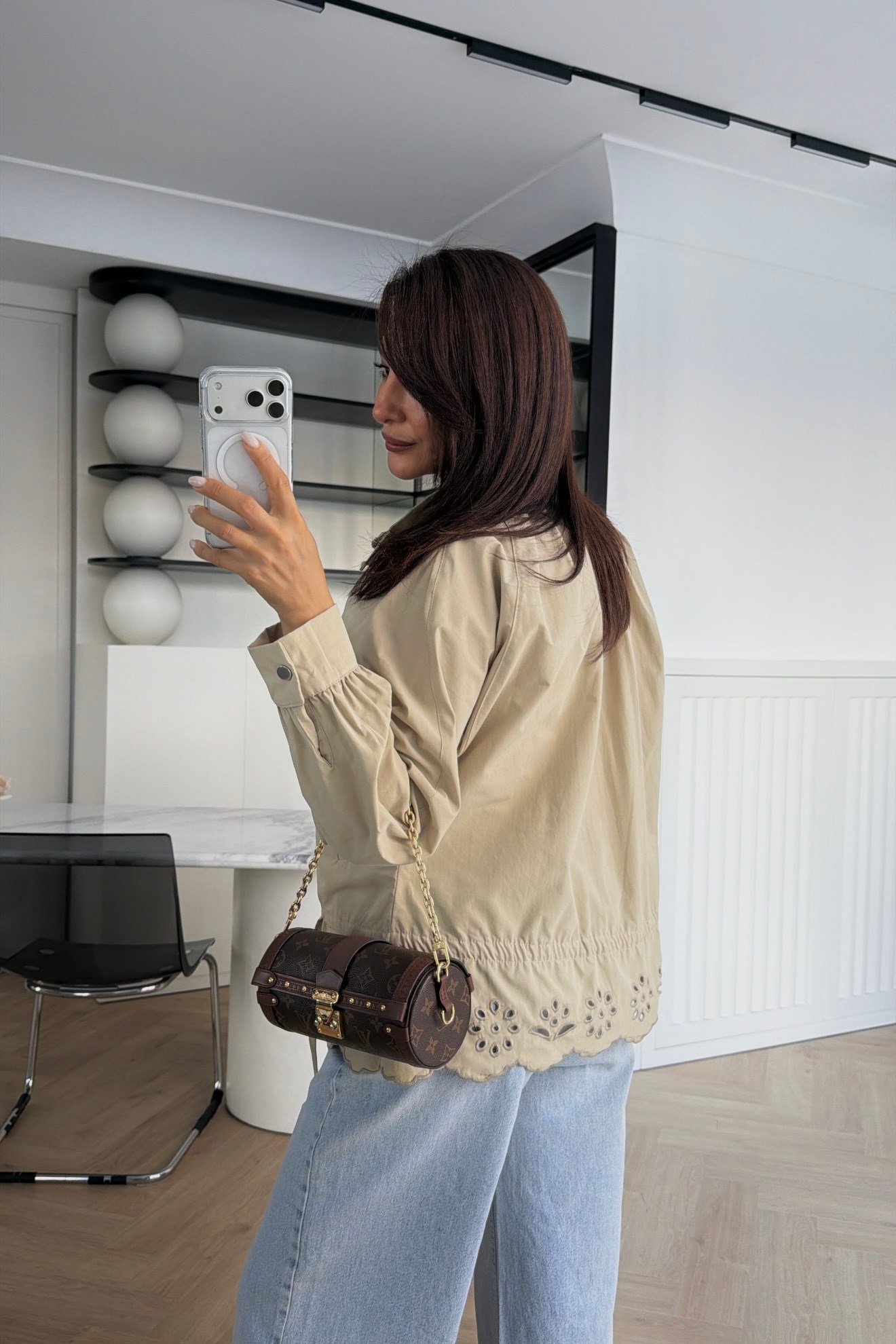 DİK YAKA ÇİÇEK KESİM DETAYLI TRENÇKOT CAMEL