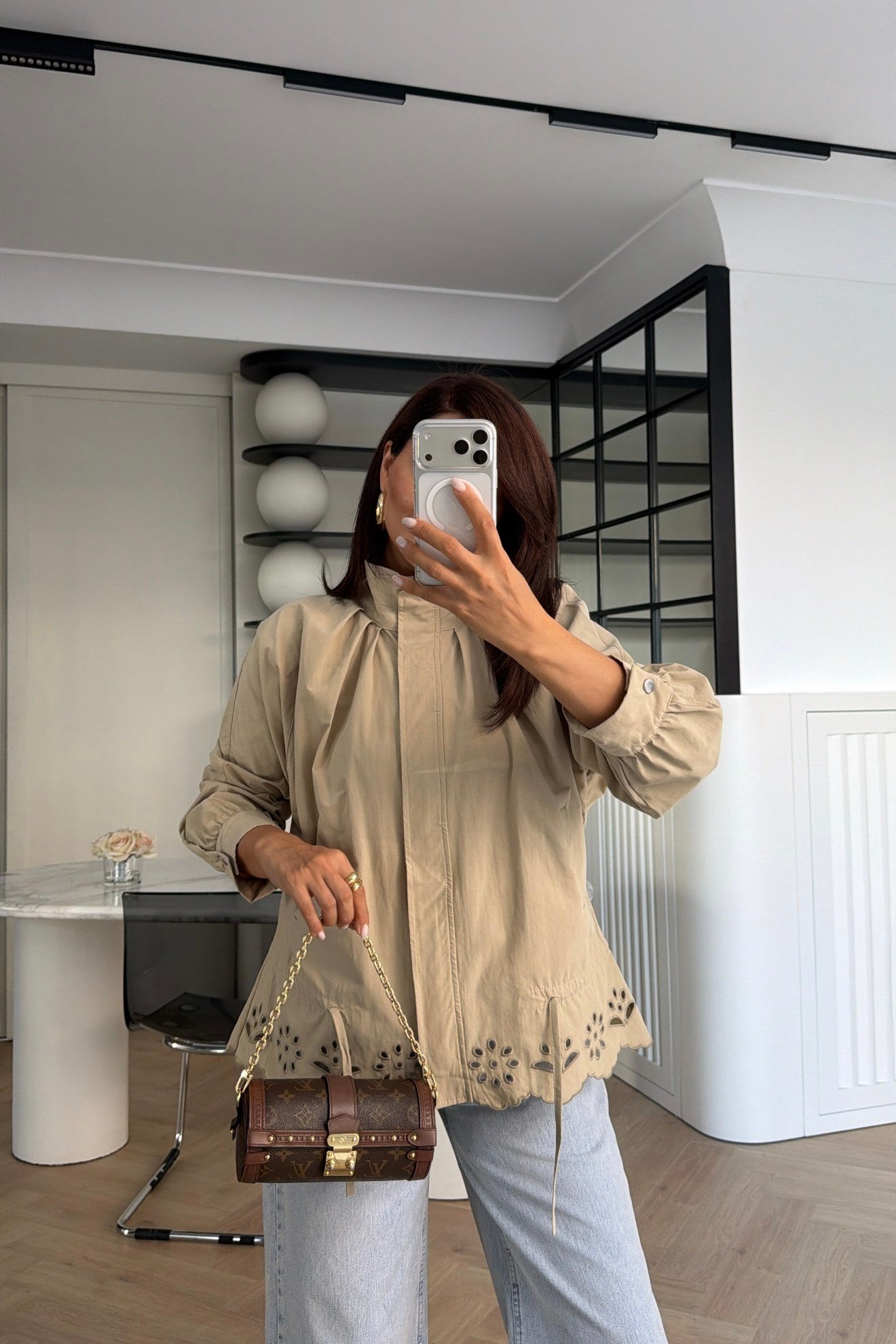 DİK YAKA ÇİÇEK KESİM DETAYLI TRENÇKOT CAMEL