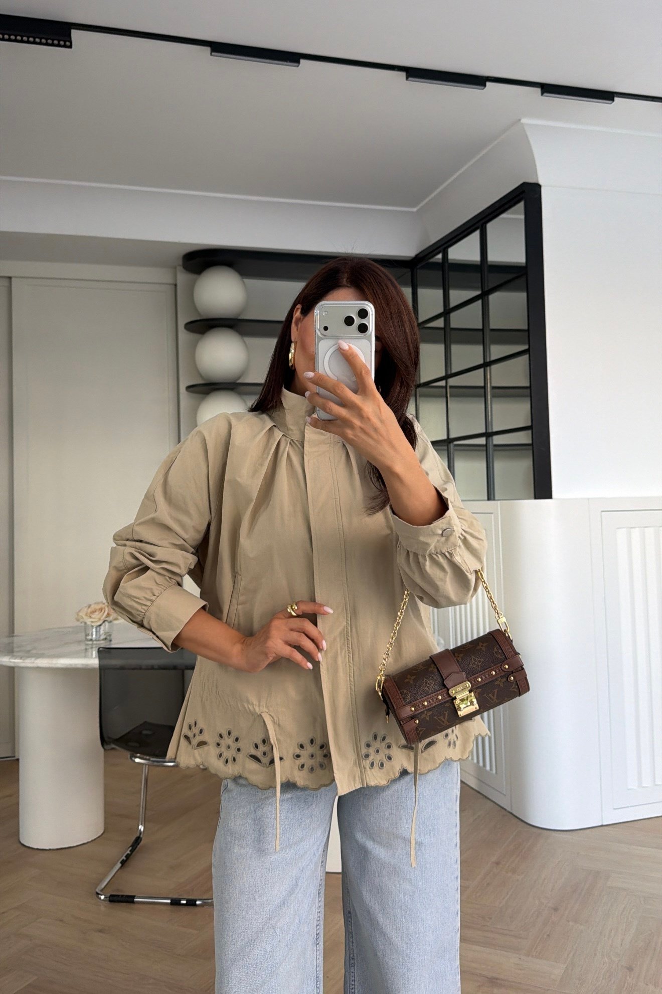 DİK YAKA ÇİÇEK KESİM DETAYLI TRENÇKOT CAMEL