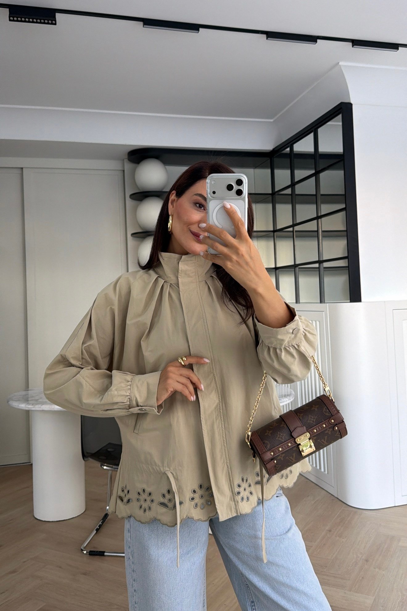DİK YAKA ÇİÇEK KESİM DETAYLI TRENÇKOT CAMEL