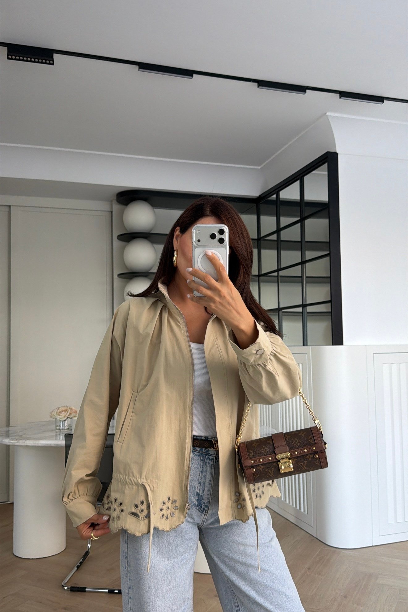 DİK YAKA ÇİÇEK KESİM DETAYLI TRENÇKOT CAMEL