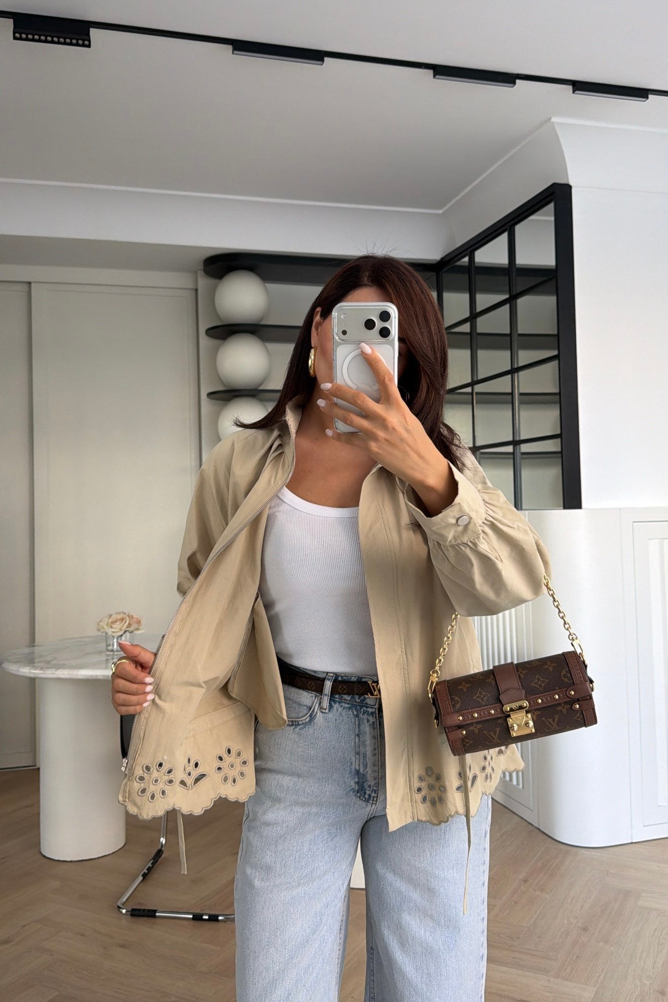DİK YAKA ÇİÇEK KESİM DETAYLI TRENÇKOT CAMEL