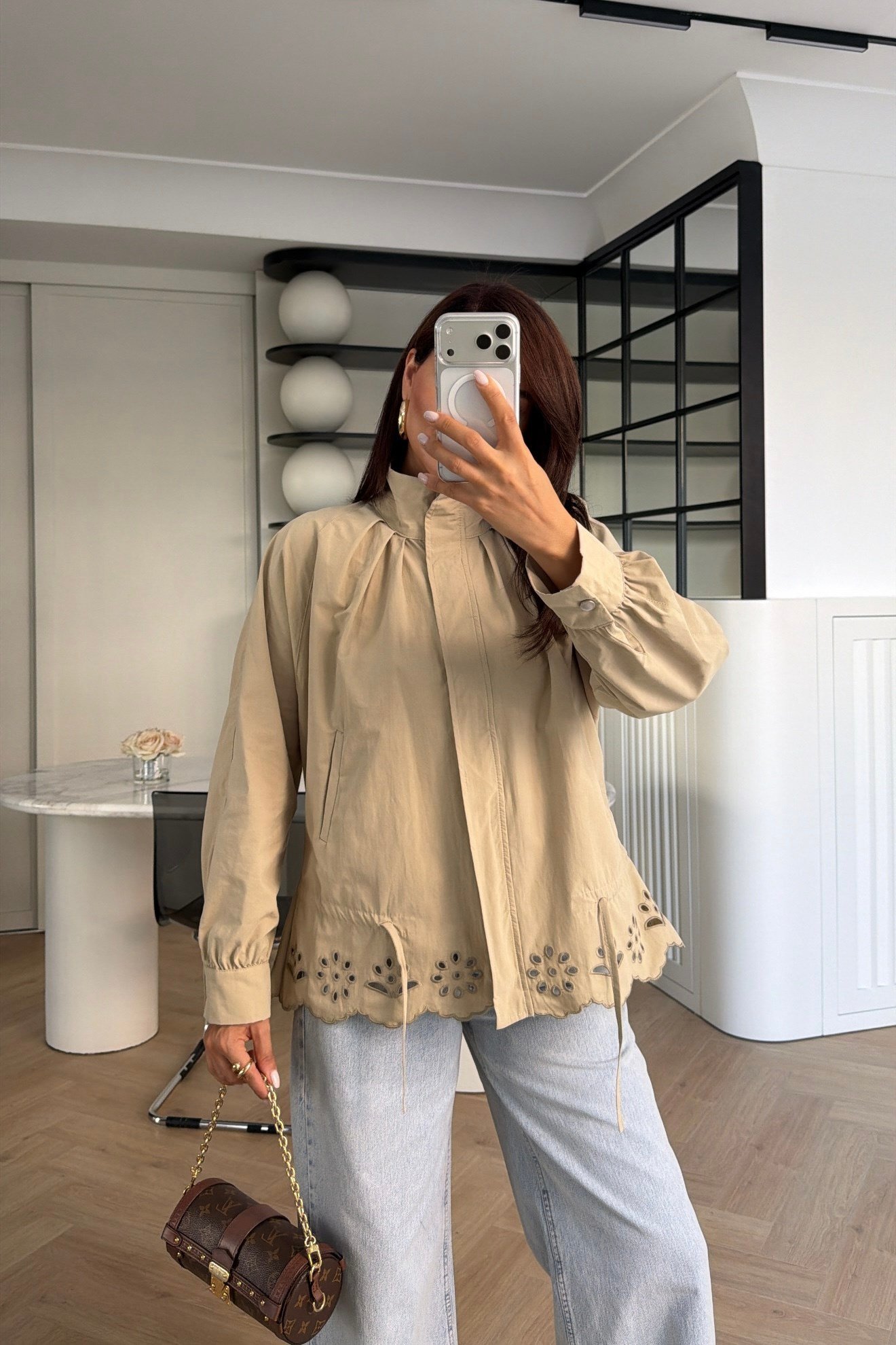 DİK YAKA ÇİÇEK KESİM DETAYLI TRENÇKOT CAMEL