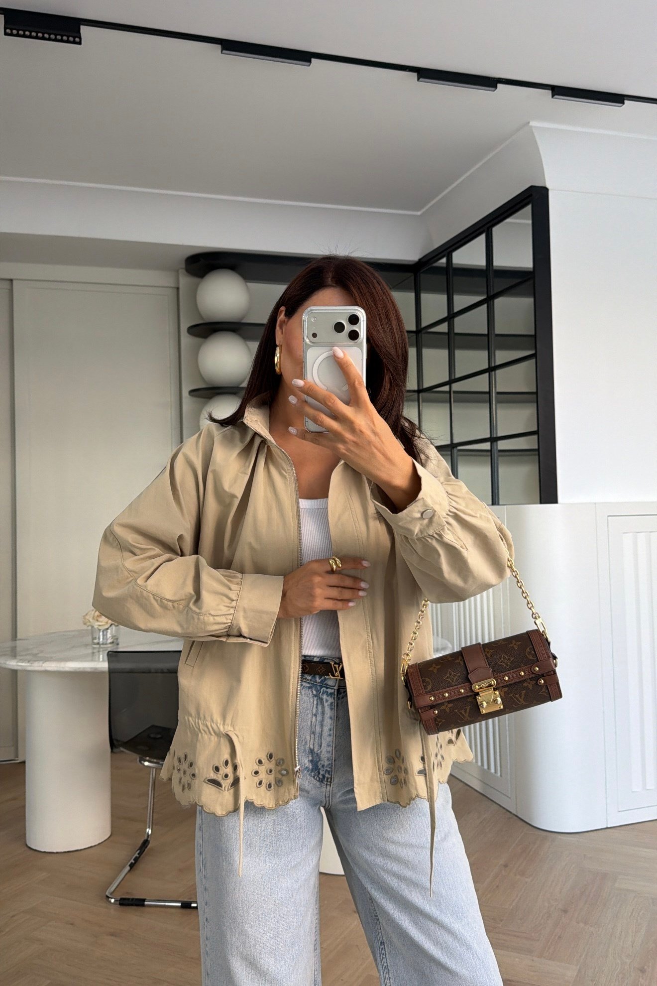 DİK YAKA ÇİÇEK KESİM DETAYLI TRENÇKOT CAMEL