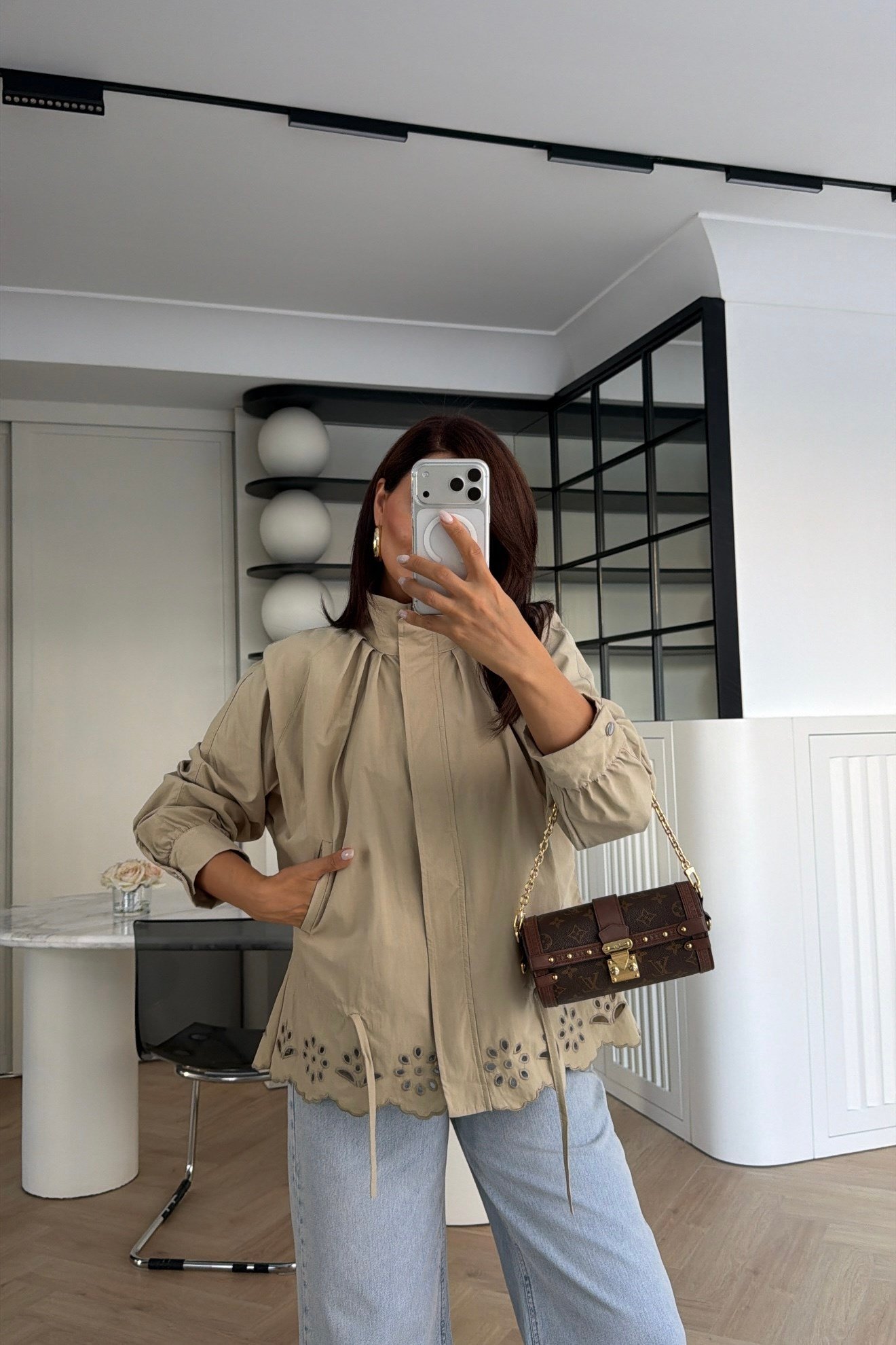 DİK YAKA ÇİÇEK KESİM DETAYLI TRENÇKOT CAMEL