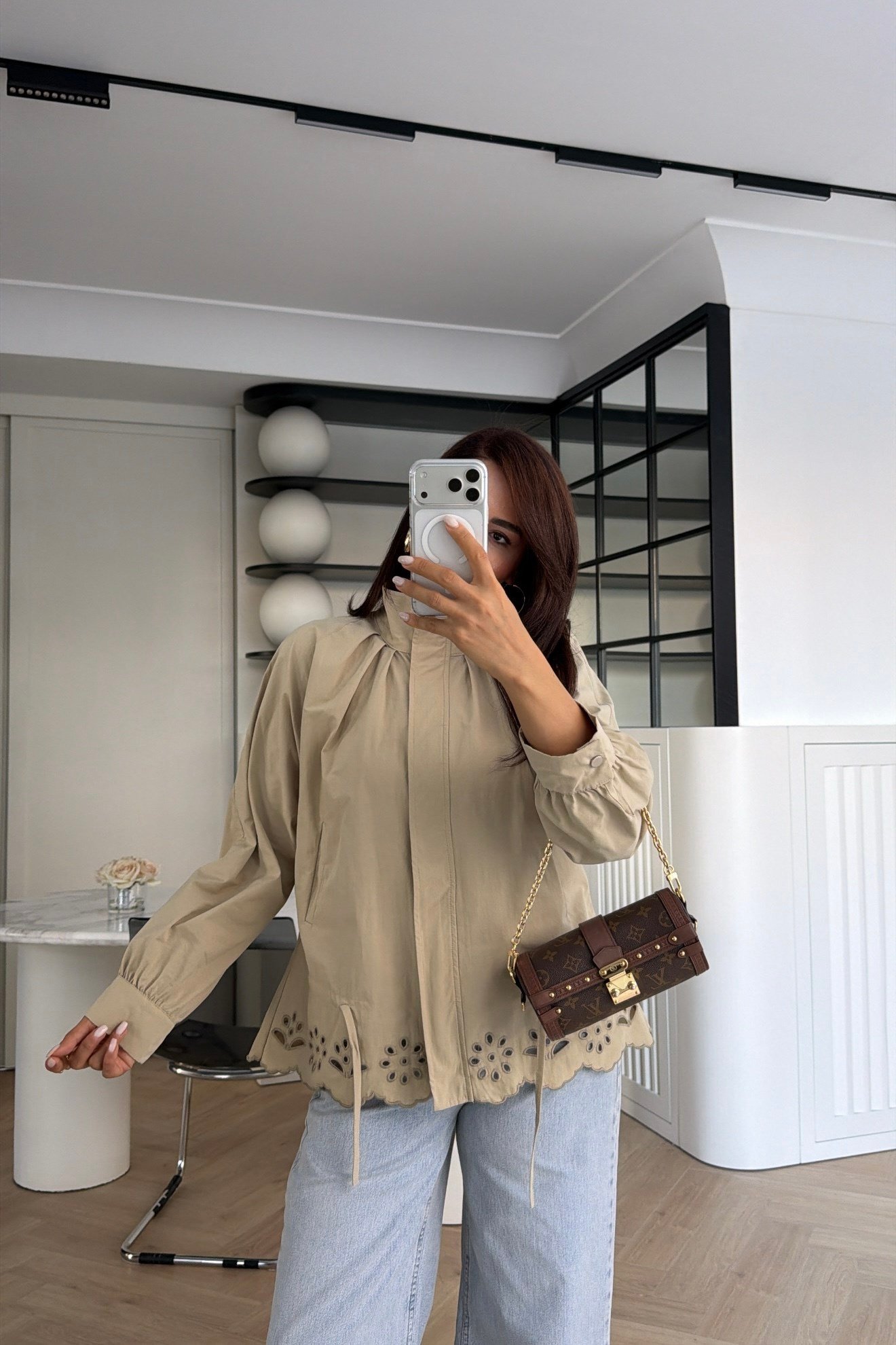 DİK YAKA ÇİÇEK KESİM DETAYLI TRENÇKOT CAMEL