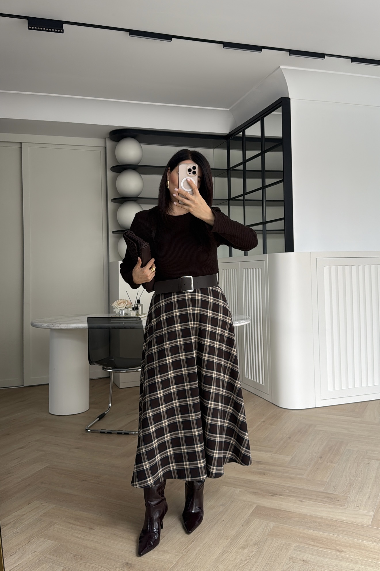 EKOSE DESENLİ VOLANLI MİDİ ELBİSE KAHVE 