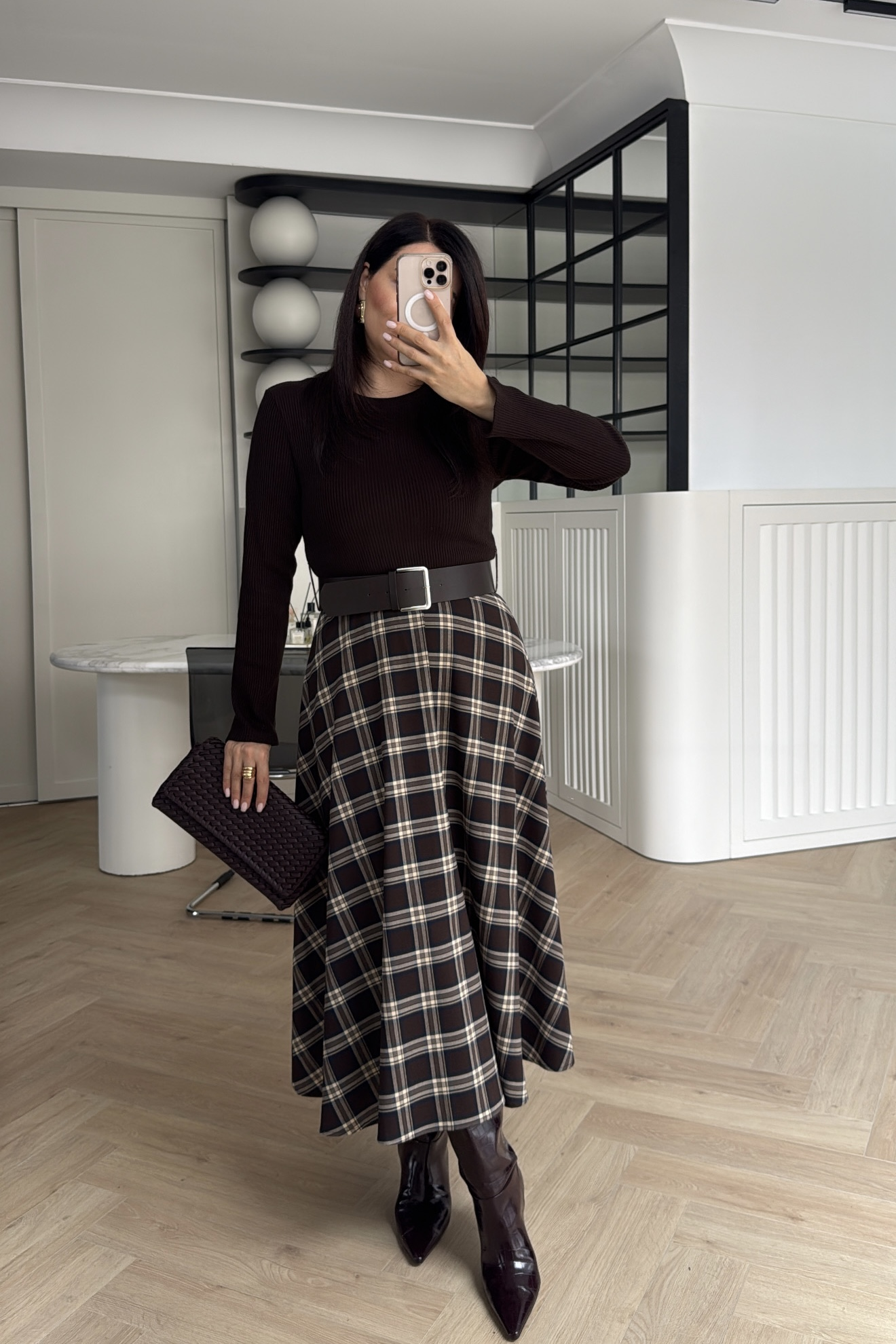 EKOSE DESENLİ VOLANLI MİDİ ELBİSE KAHVE 