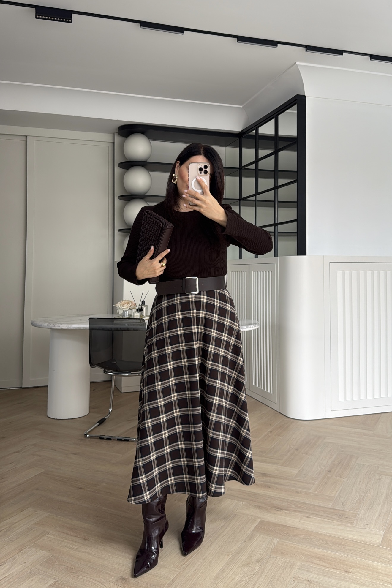 EKOSE DESENLİ VOLANLI MİDİ ELBİSE KAHVE 