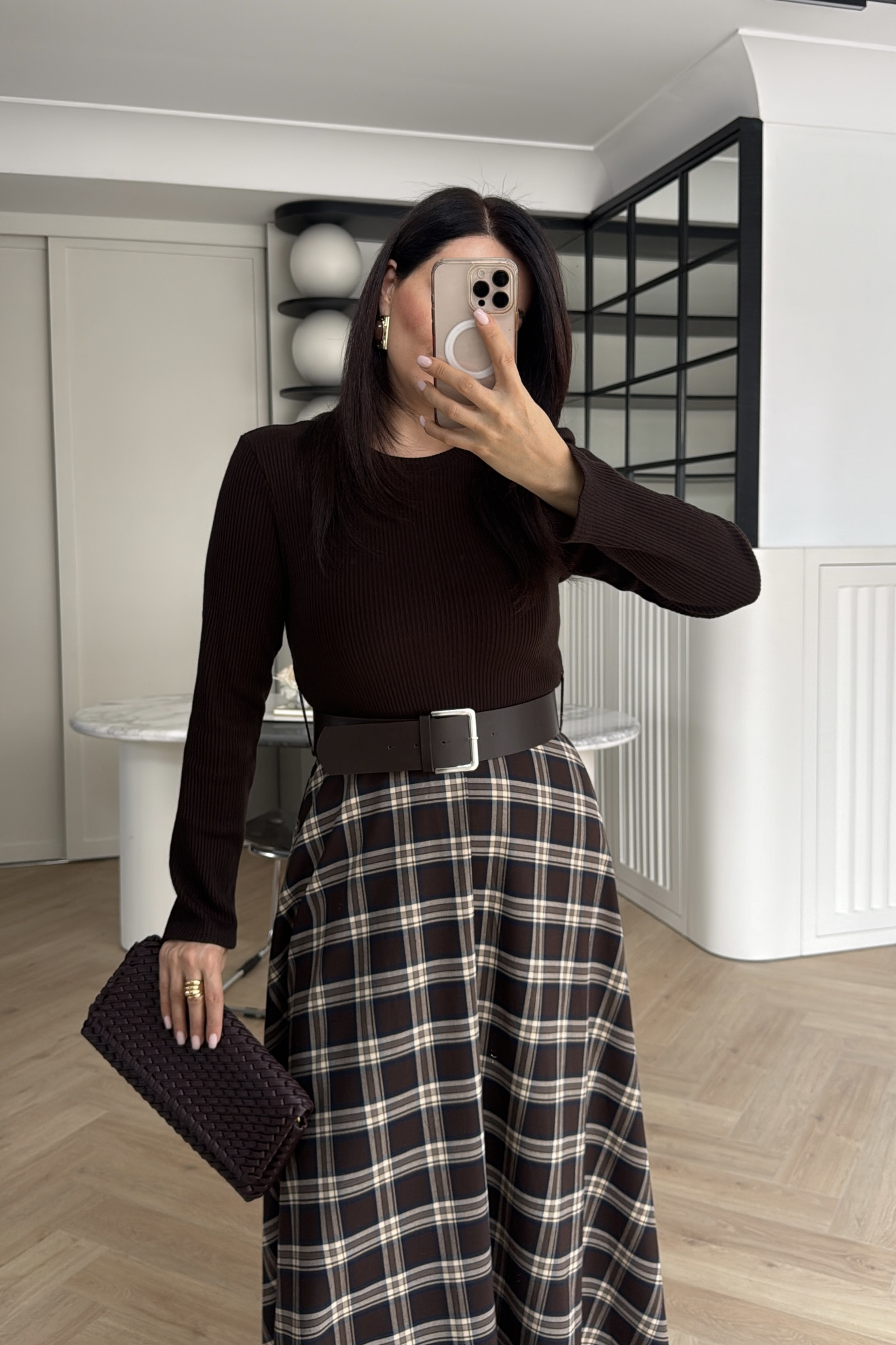 EKOSE DESENLİ VOLANLI MİDİ ELBİSE KAHVE 