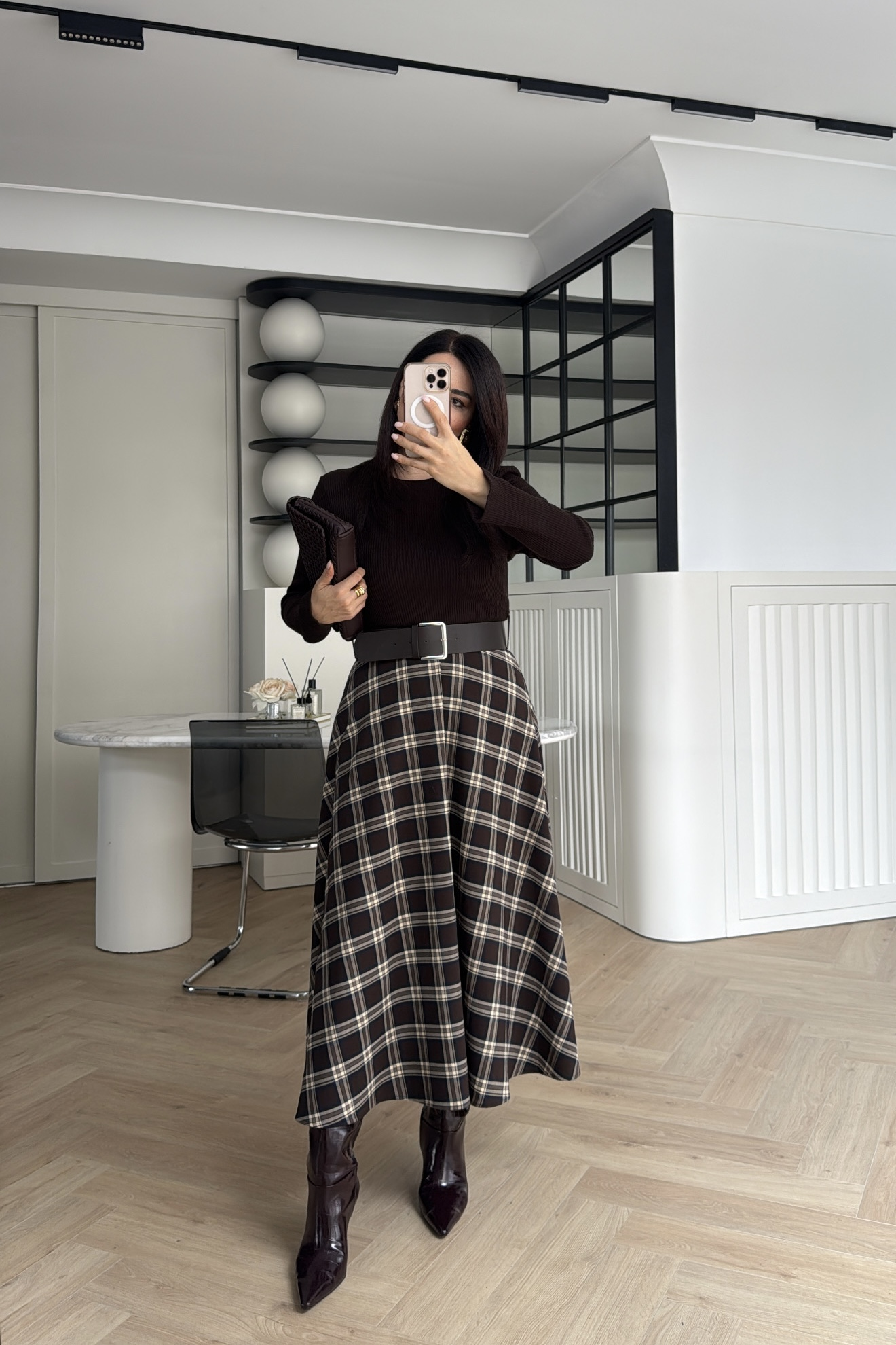 EKOSE DESENLİ VOLANLI MİDİ ELBİSE KAHVE 