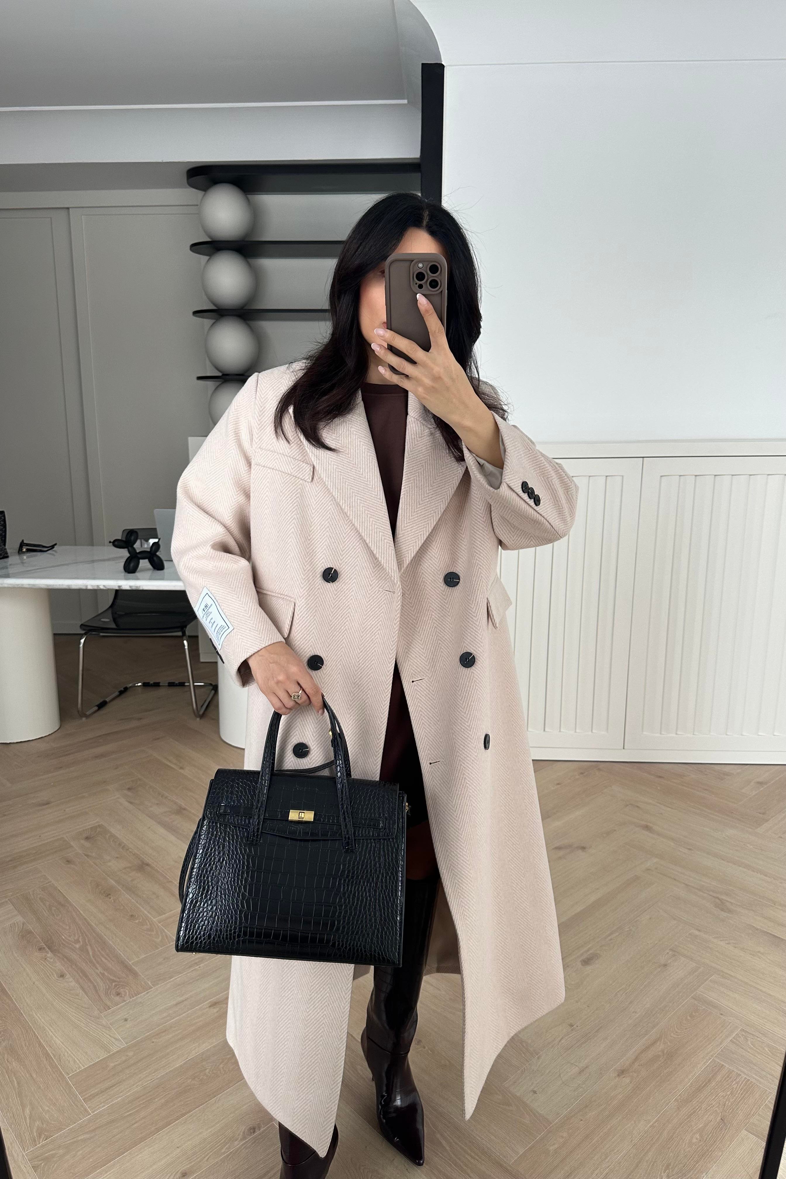 Ekru Kolu Etiketli Balıksırtı Premium Kaşe Kaban 