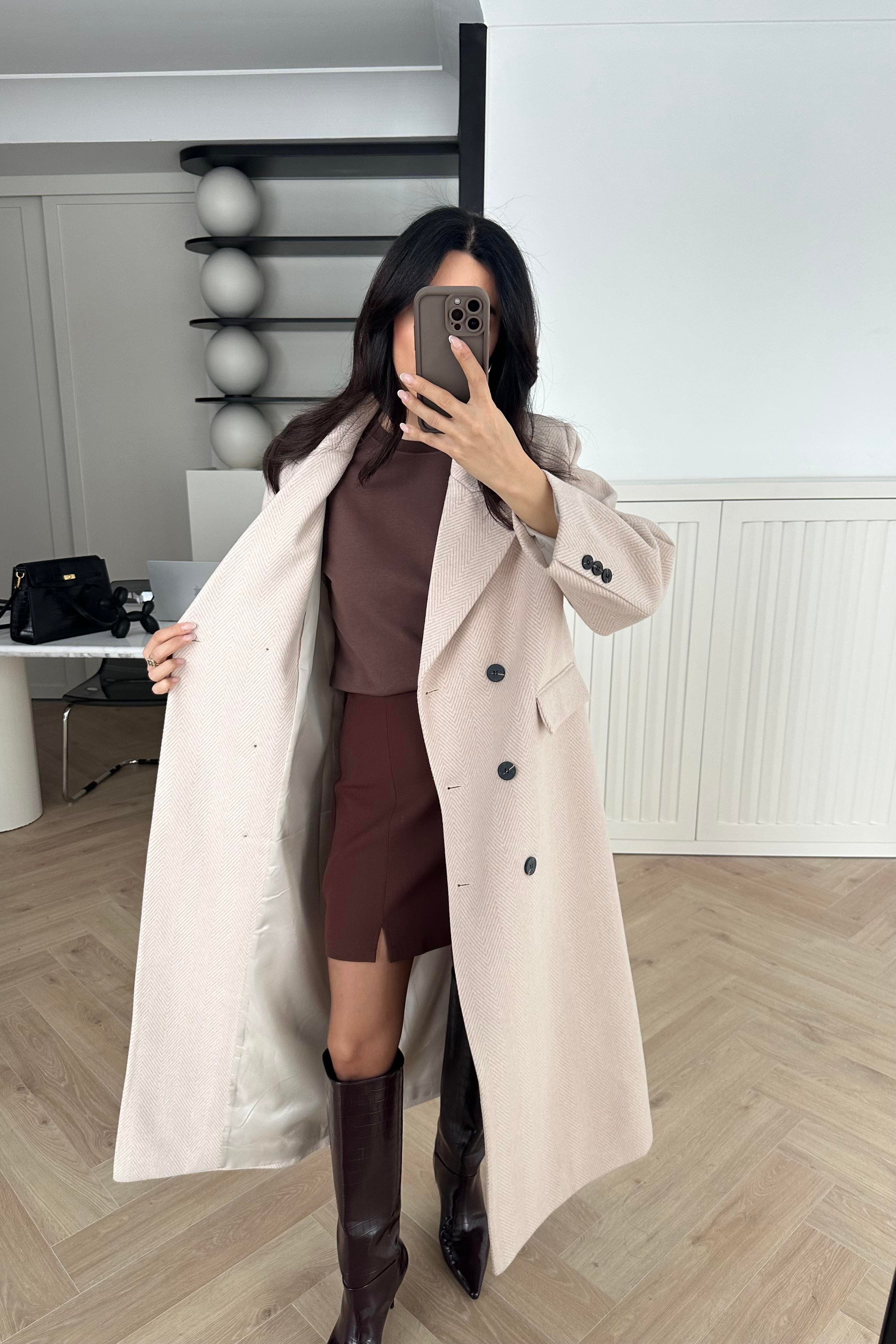 Ekru Kolu Etiketli Balıksırtı Premium Kaşe Kaban 