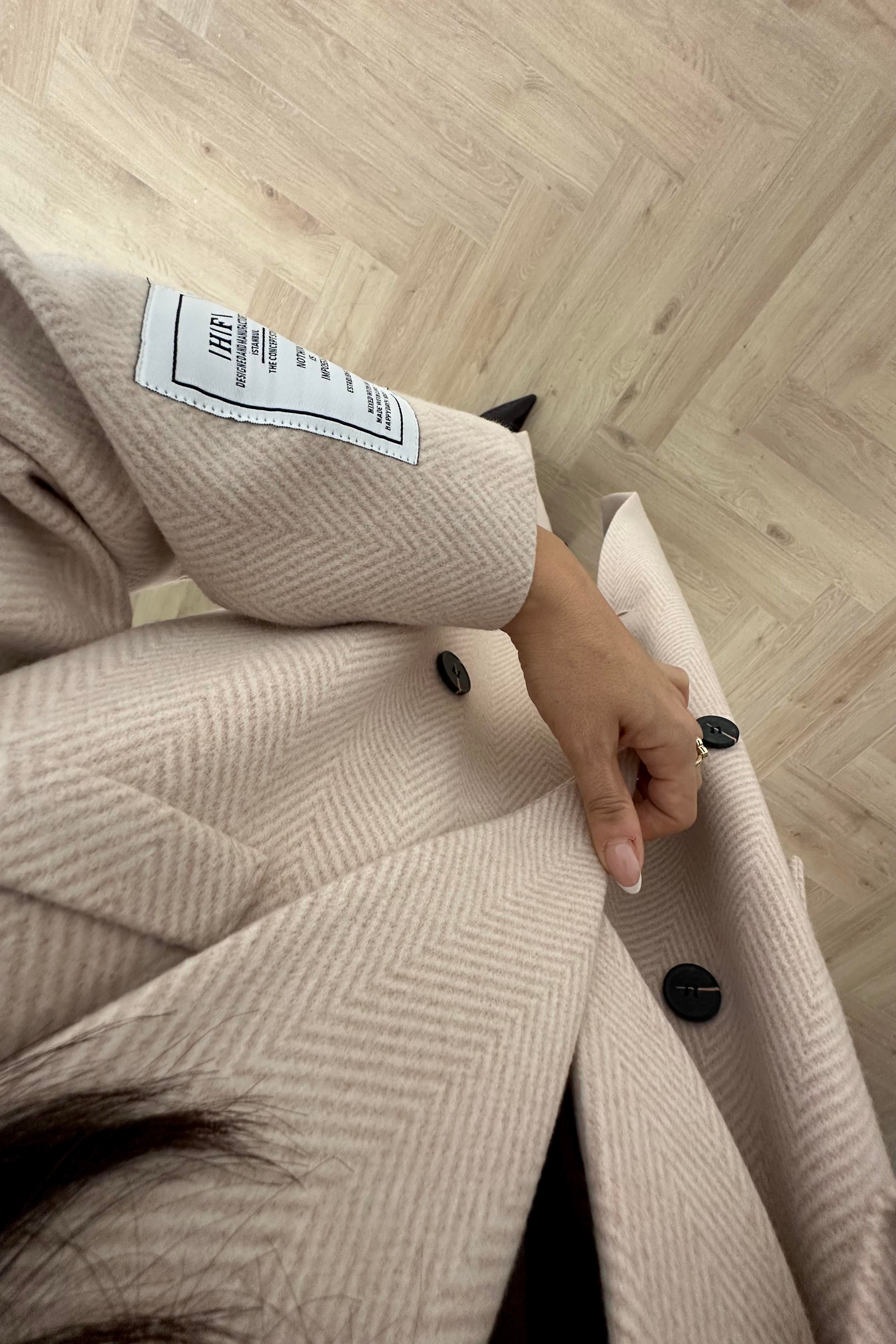 Ekru Kolu Etiketli Balıksırtı Premium Kaşe Kaban 