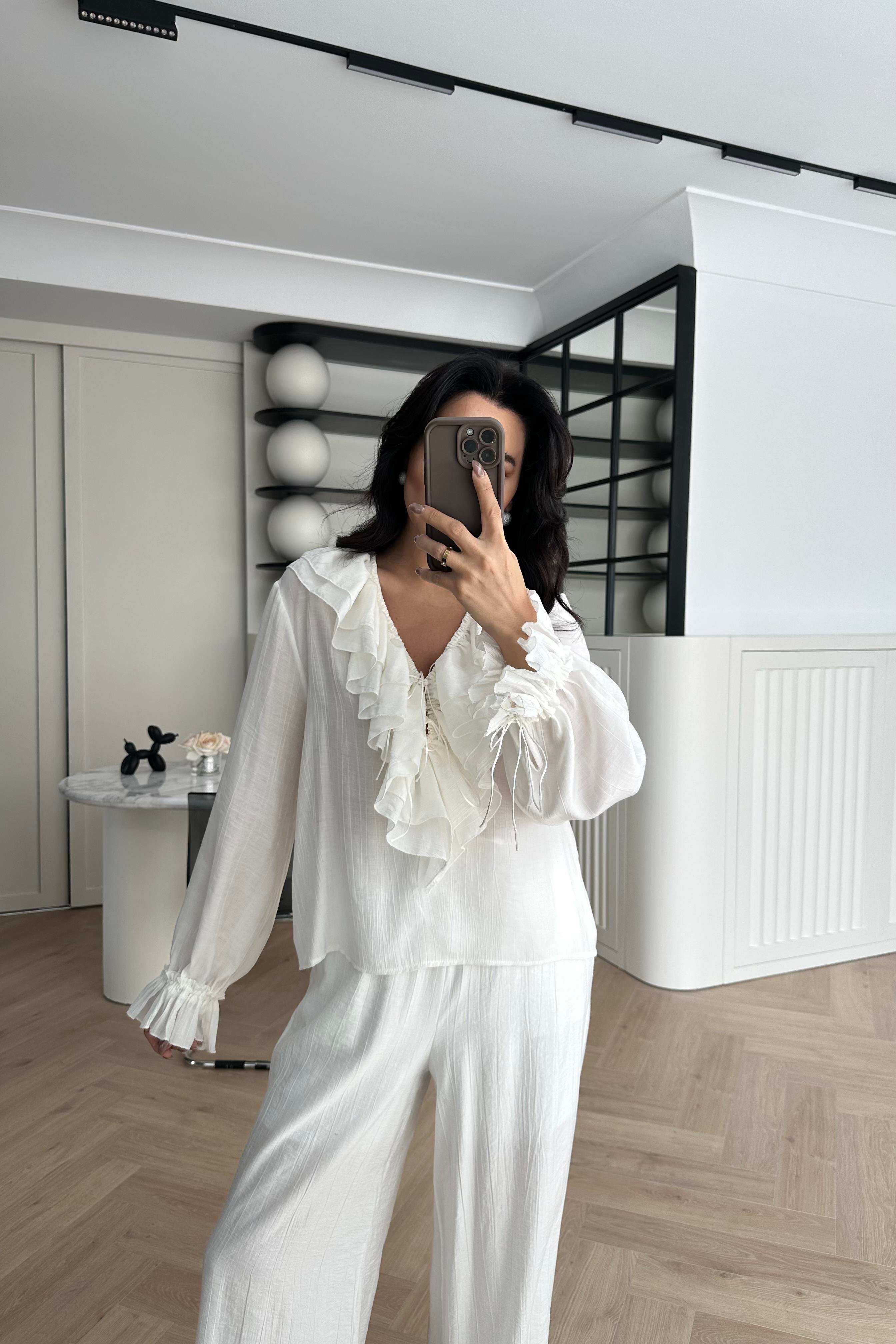 Ekru V Yaka Fırfır Detaylı Gömlek