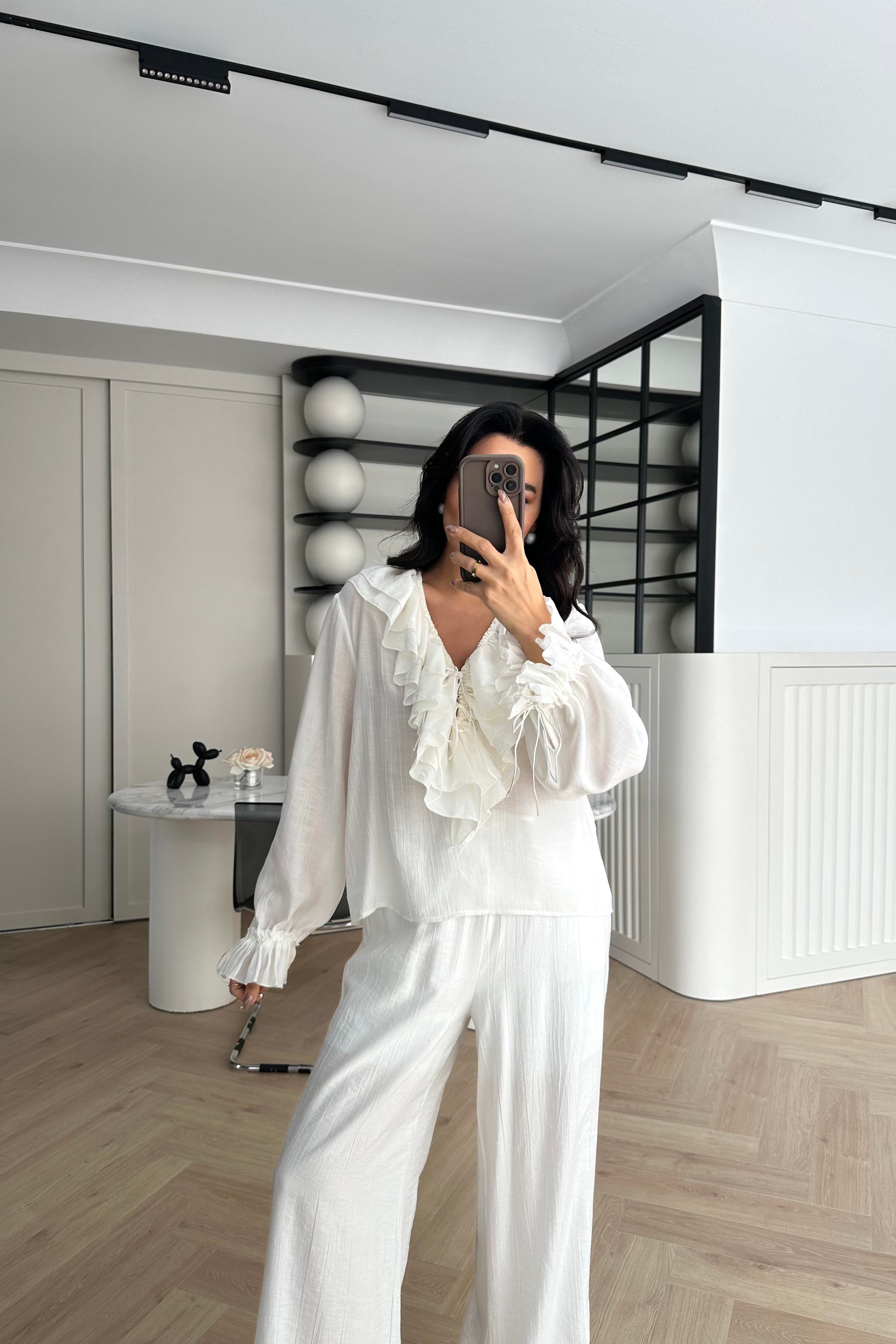 Ekru V Yaka Fırfır Detaylı Gömlek