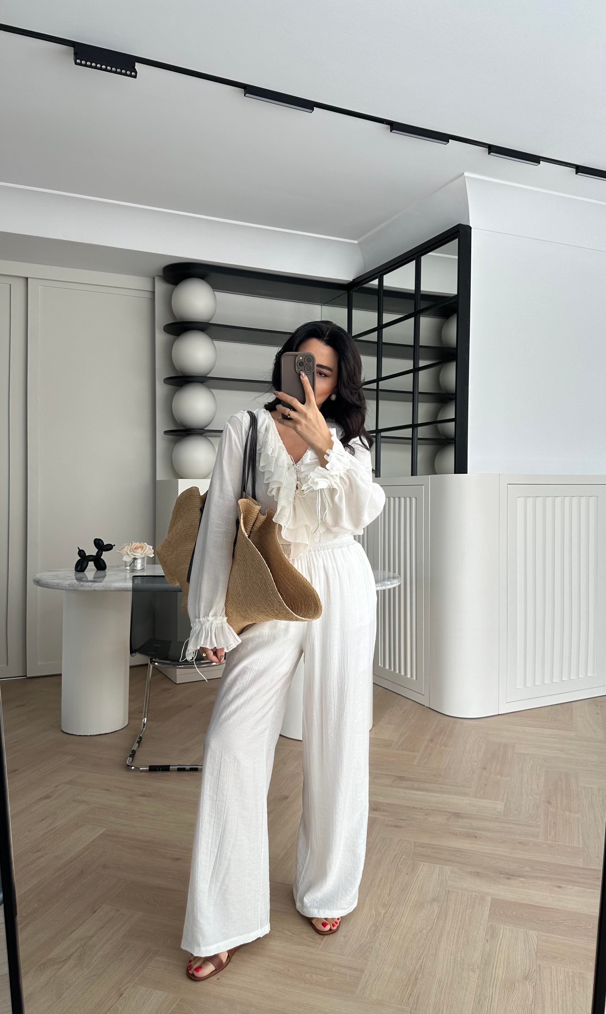 Ekru V Yaka Fırfır Detaylı Gömlek